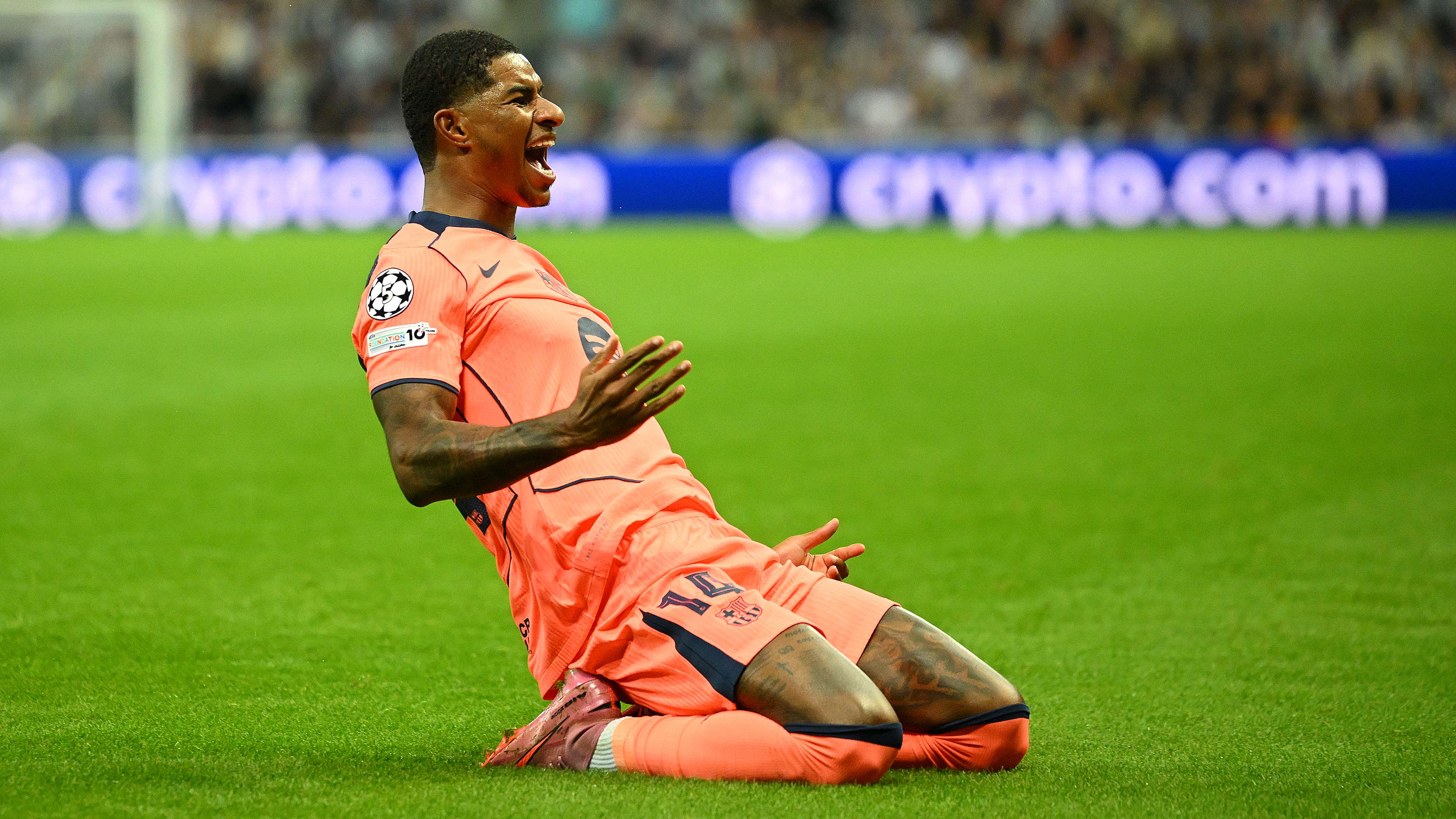 Barcelona members vote to sign Rashford permanently  