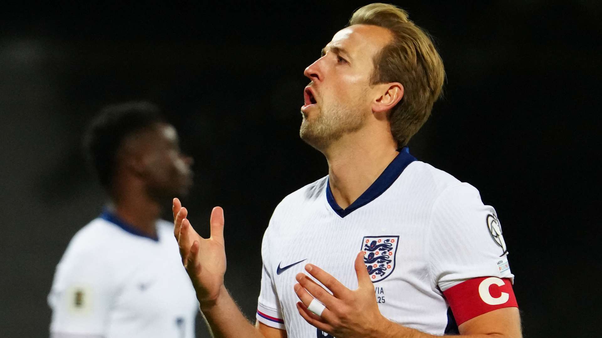'Wasting too many touches' - Kane given tactical advice  