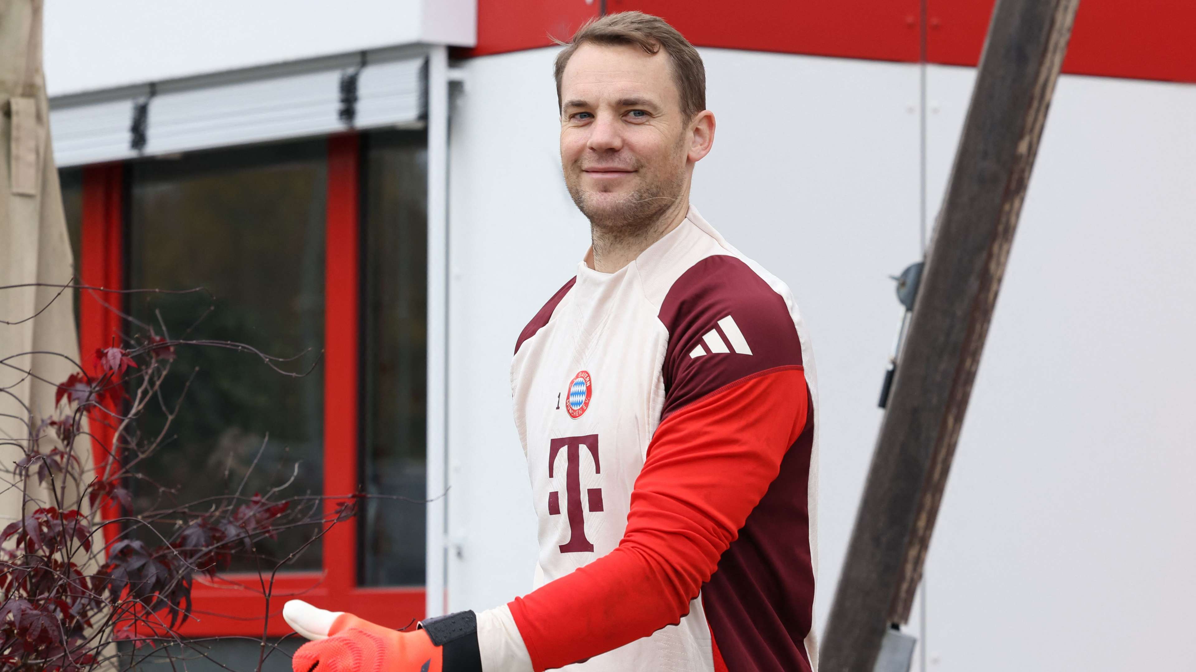 Kompany hints at shock Neuer return for BVB clash  