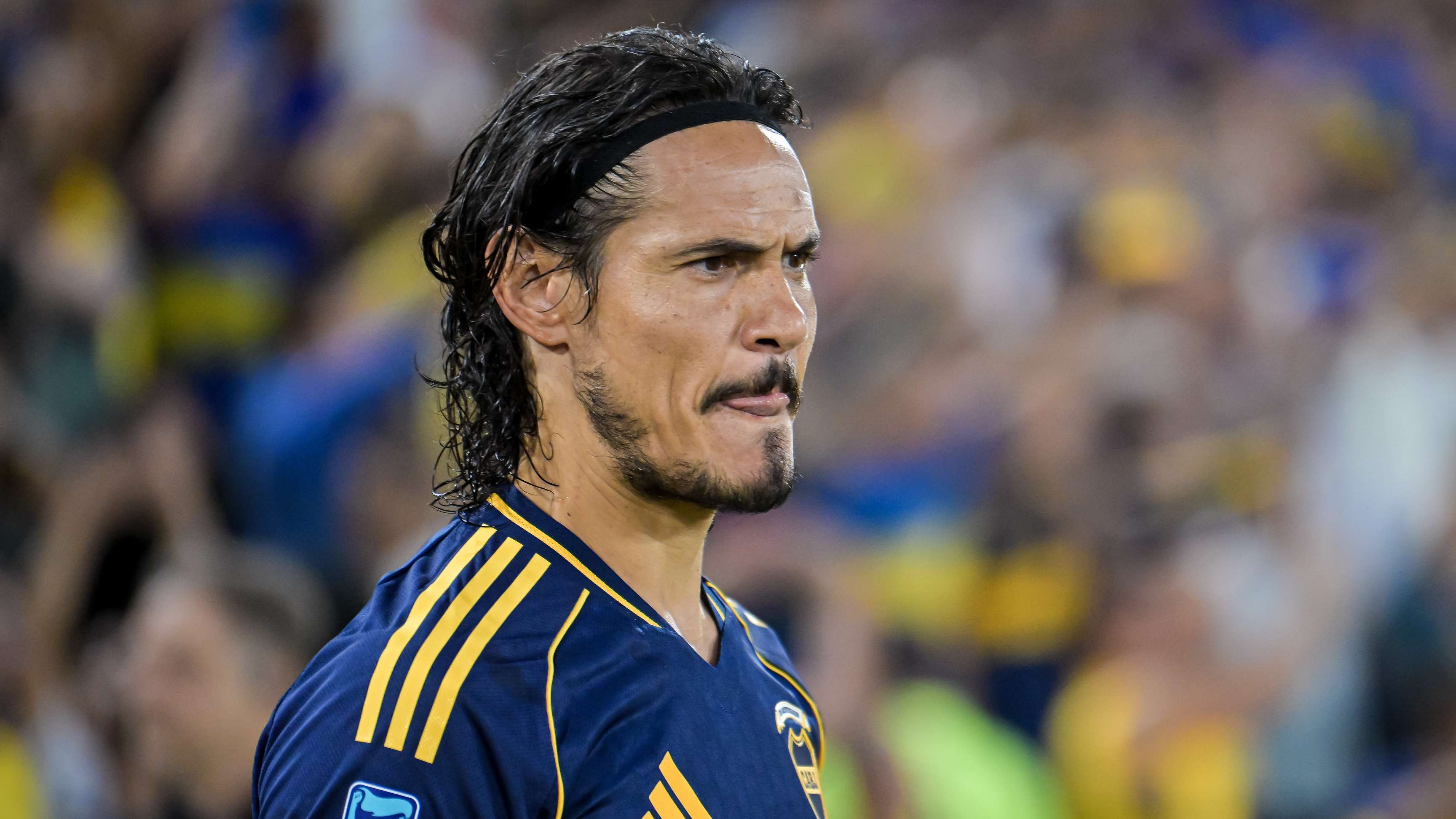 Cavani told to retire after Boca boos  