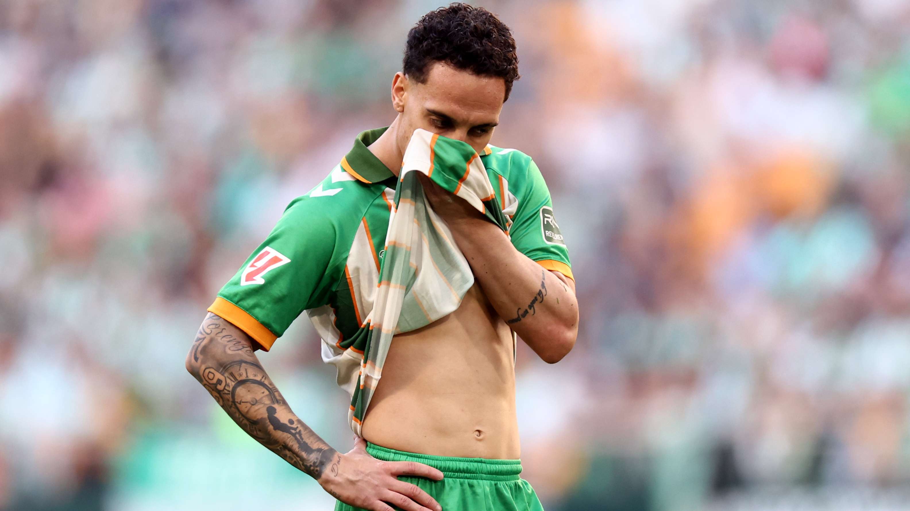 Antony breaks down crying after blowing stoppage-time chance  