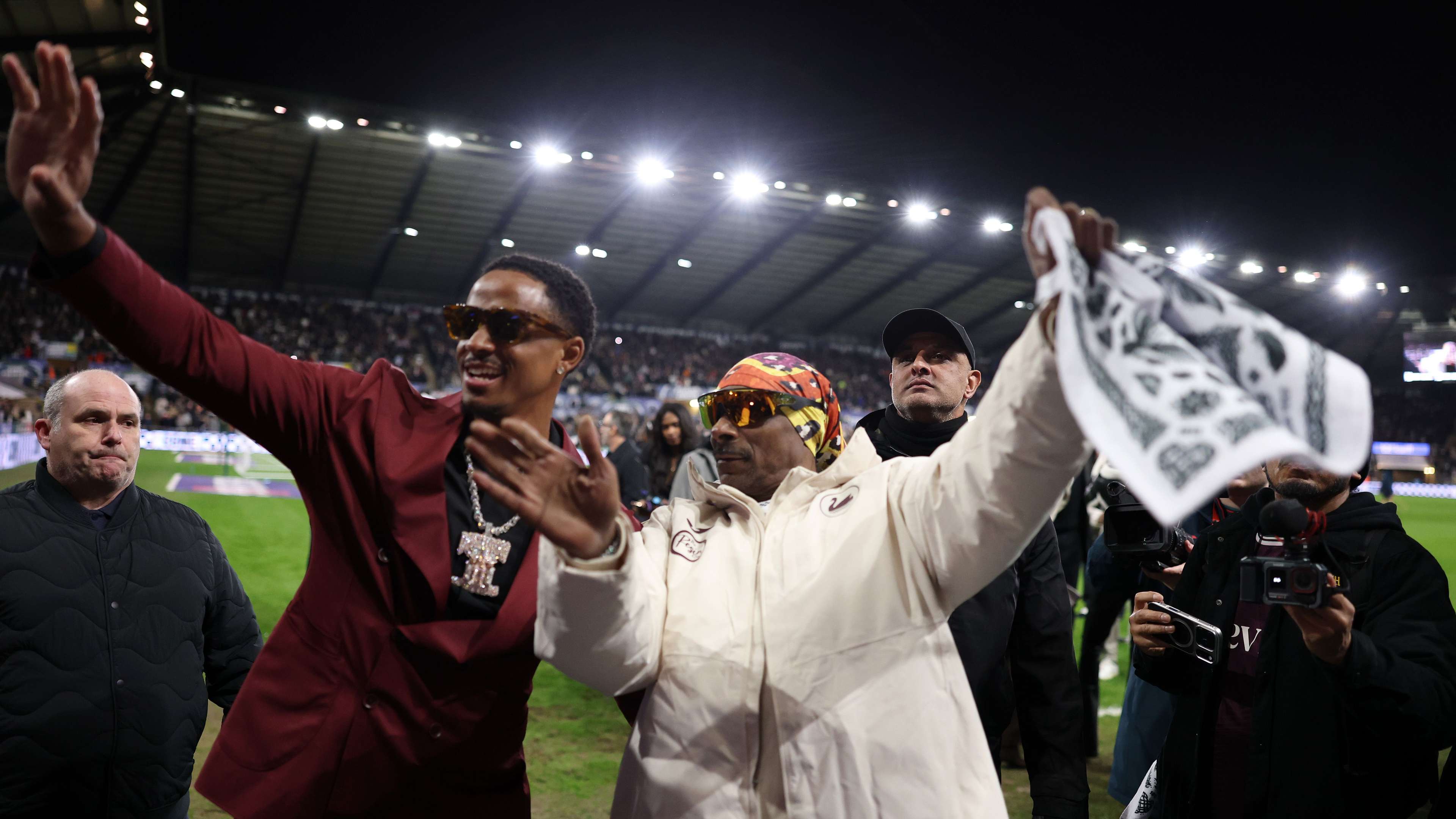 🎥| Snoop Dogg given hero's welcome at Swansea  