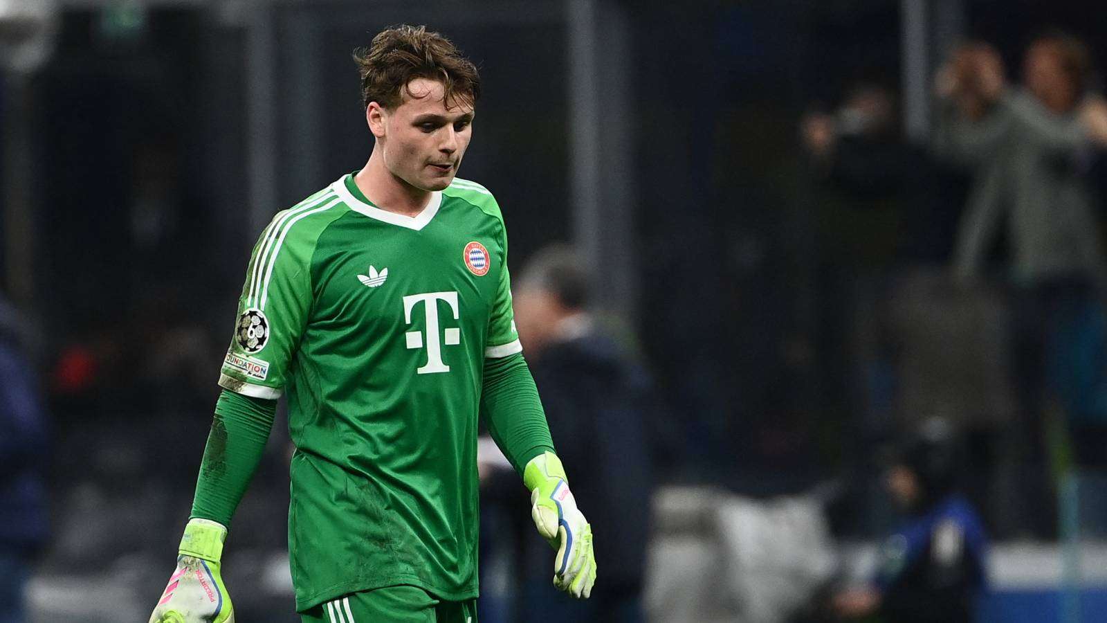 Shock for Bayern: Urbig leaves the DFB squad due to injury  