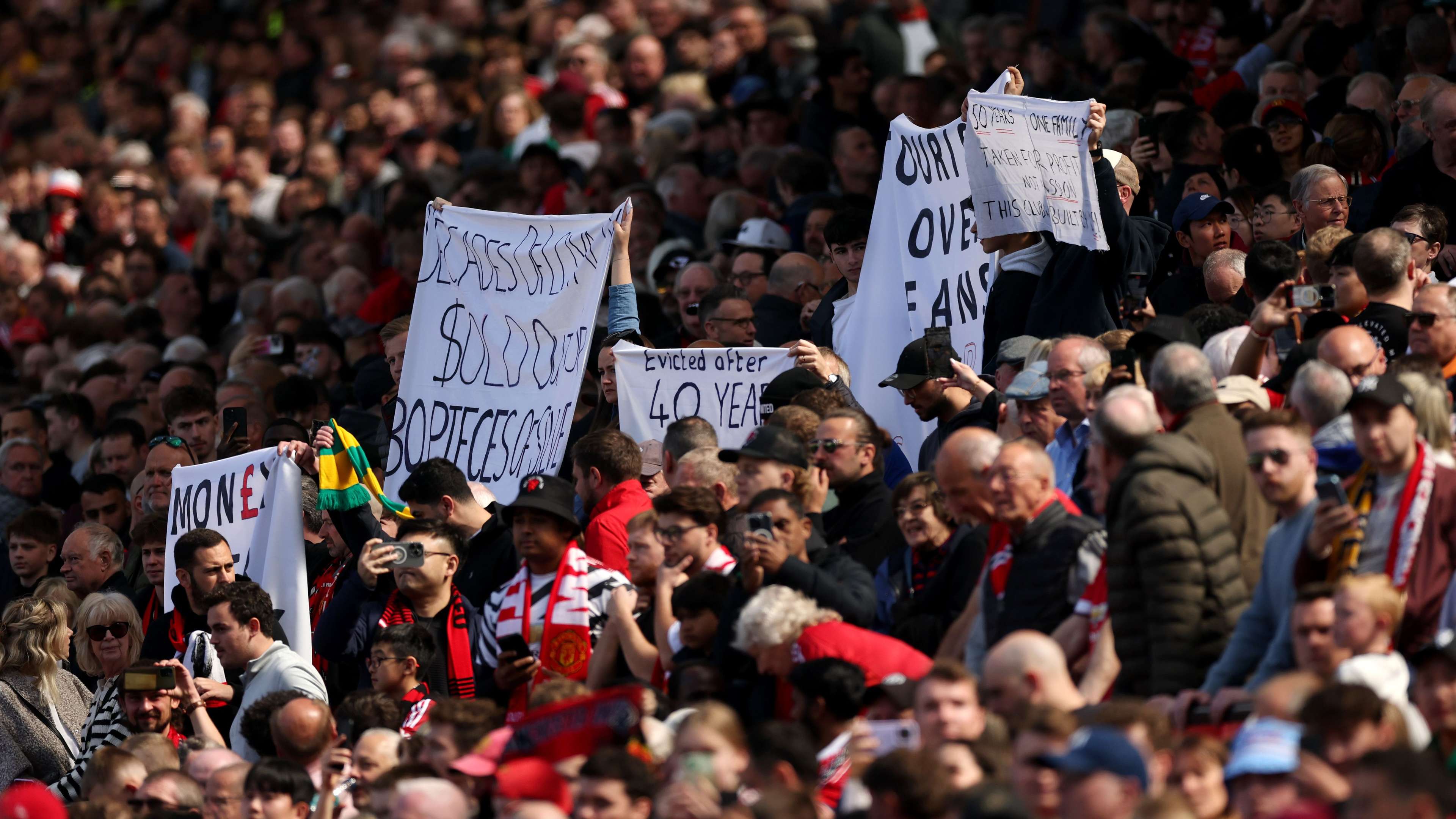 Man Utd point to transfers to justify season ticket price hike  