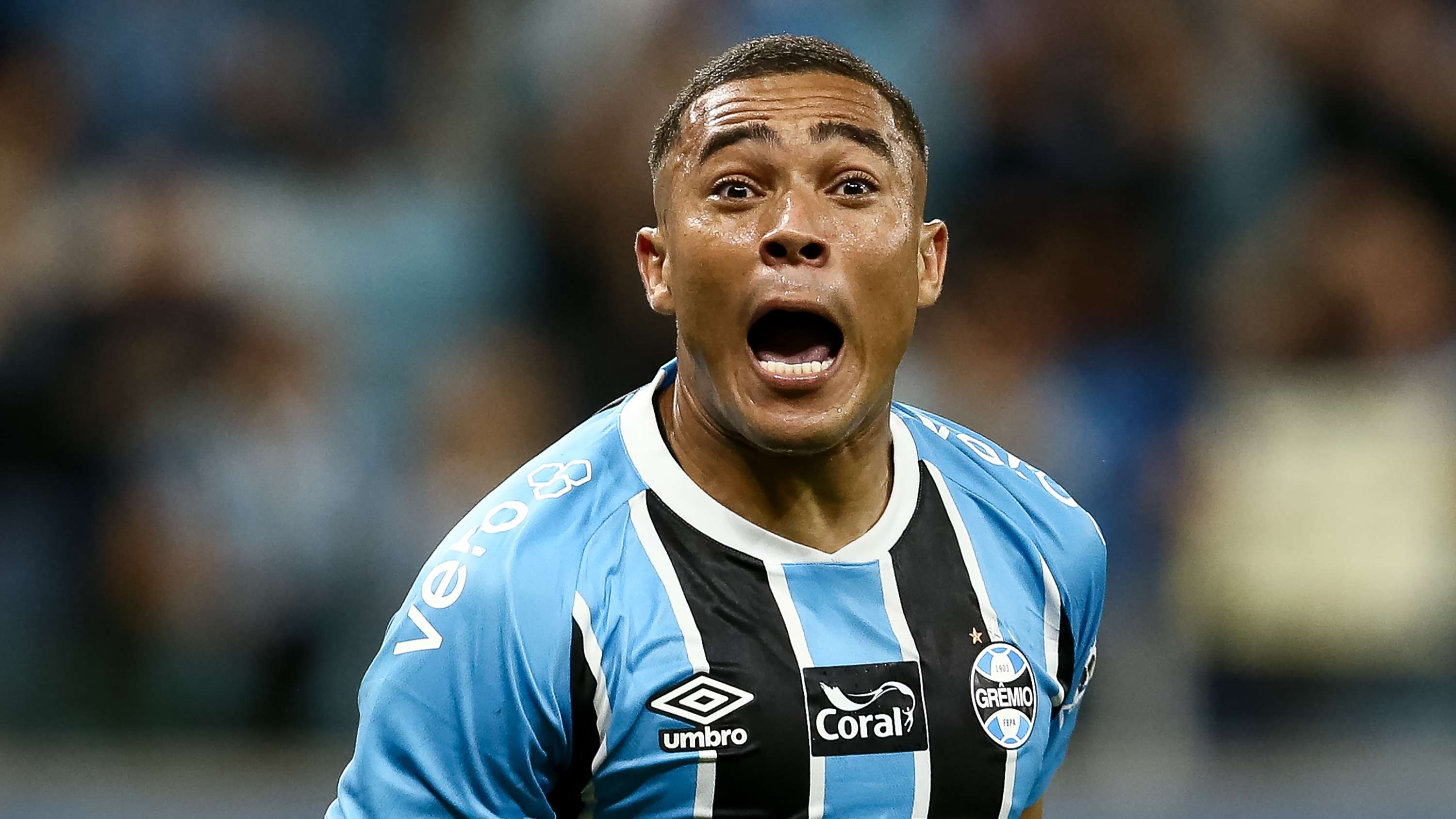 📽️ | Ex-Fulham striker sparks clash with cheeky water squirt  