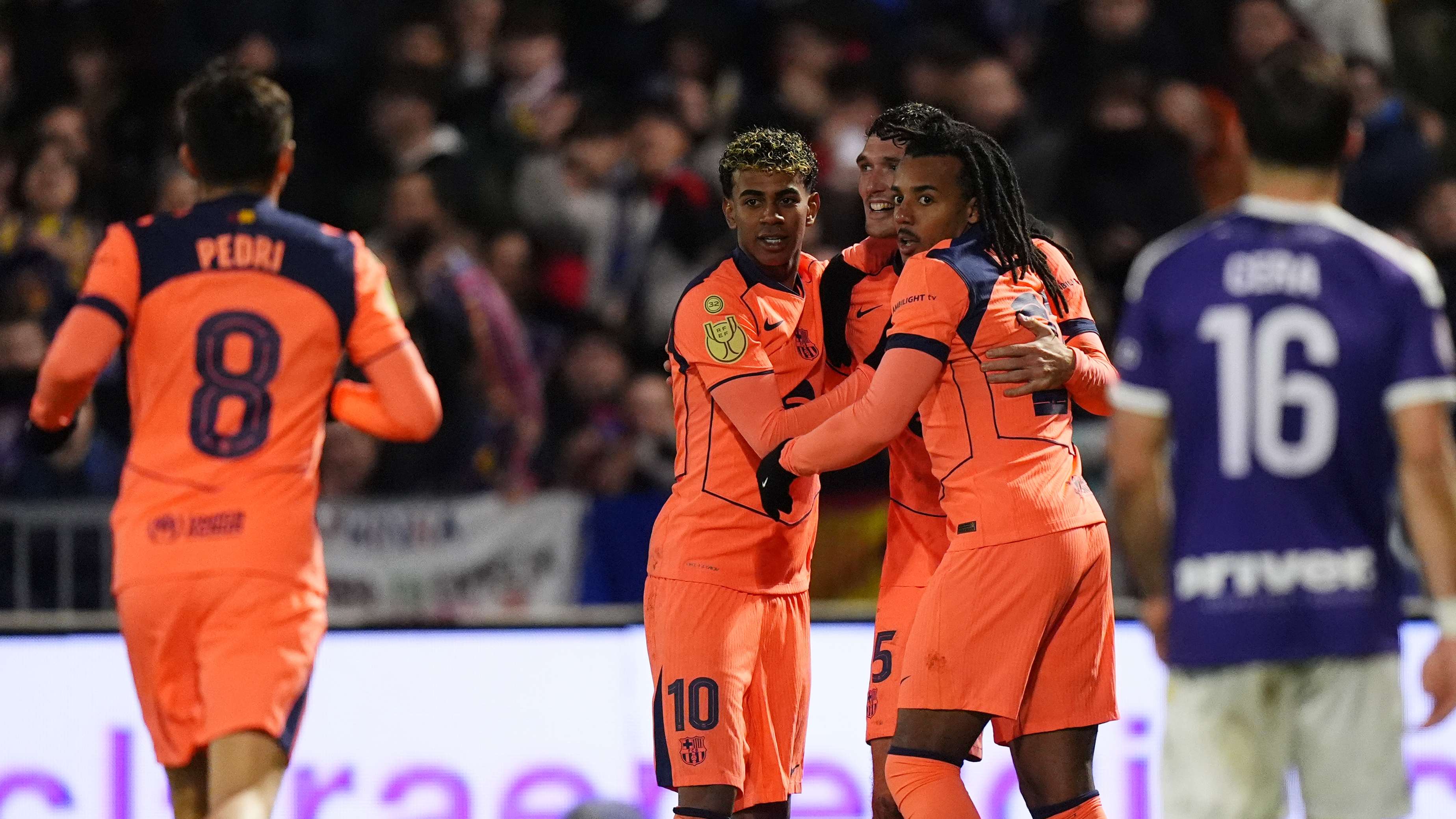 Barca open contract talks with veteran defender  
