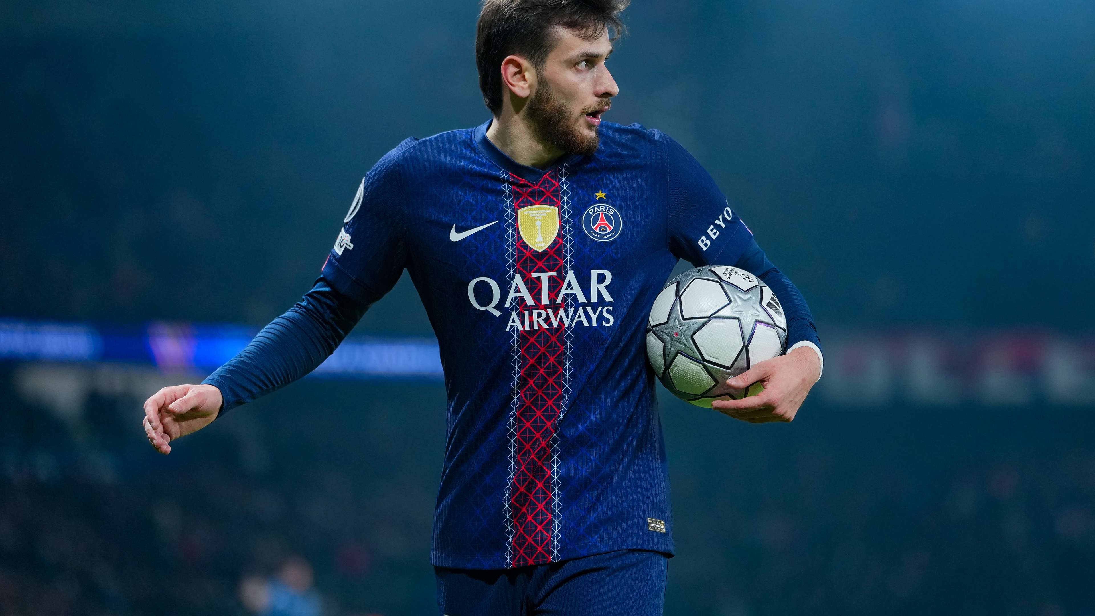 Kvaratskhelia: "The comparison with Maradona is a heavy one. At Napoli, I didn't defend like I did at PSG."  