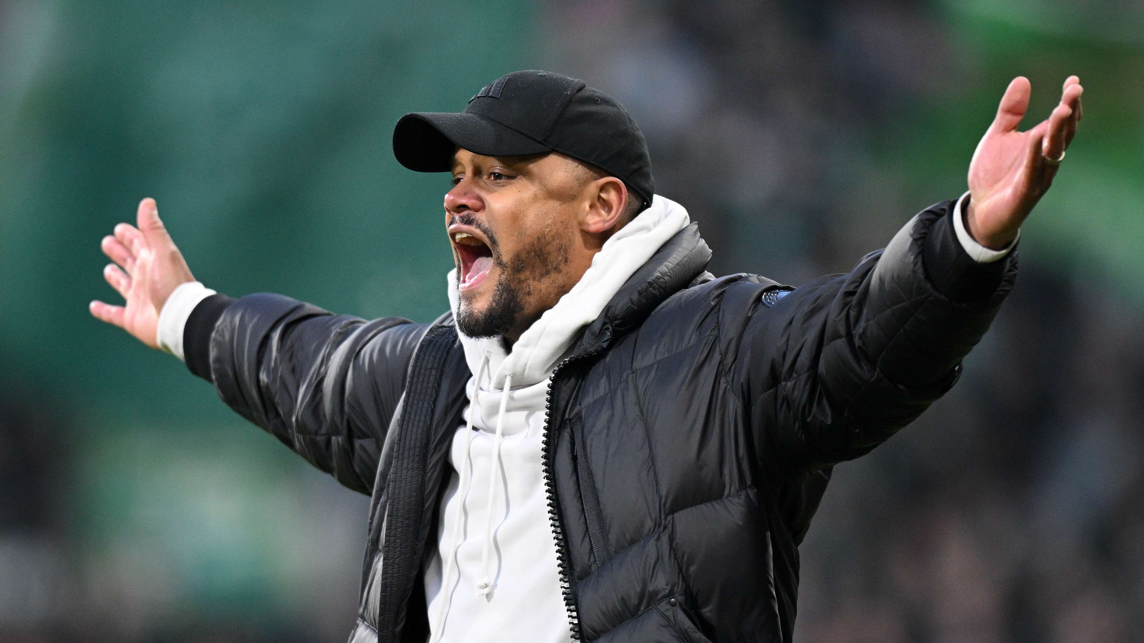 Kompany turns to third-choice keeper as Neuer & Urbig sidelined  