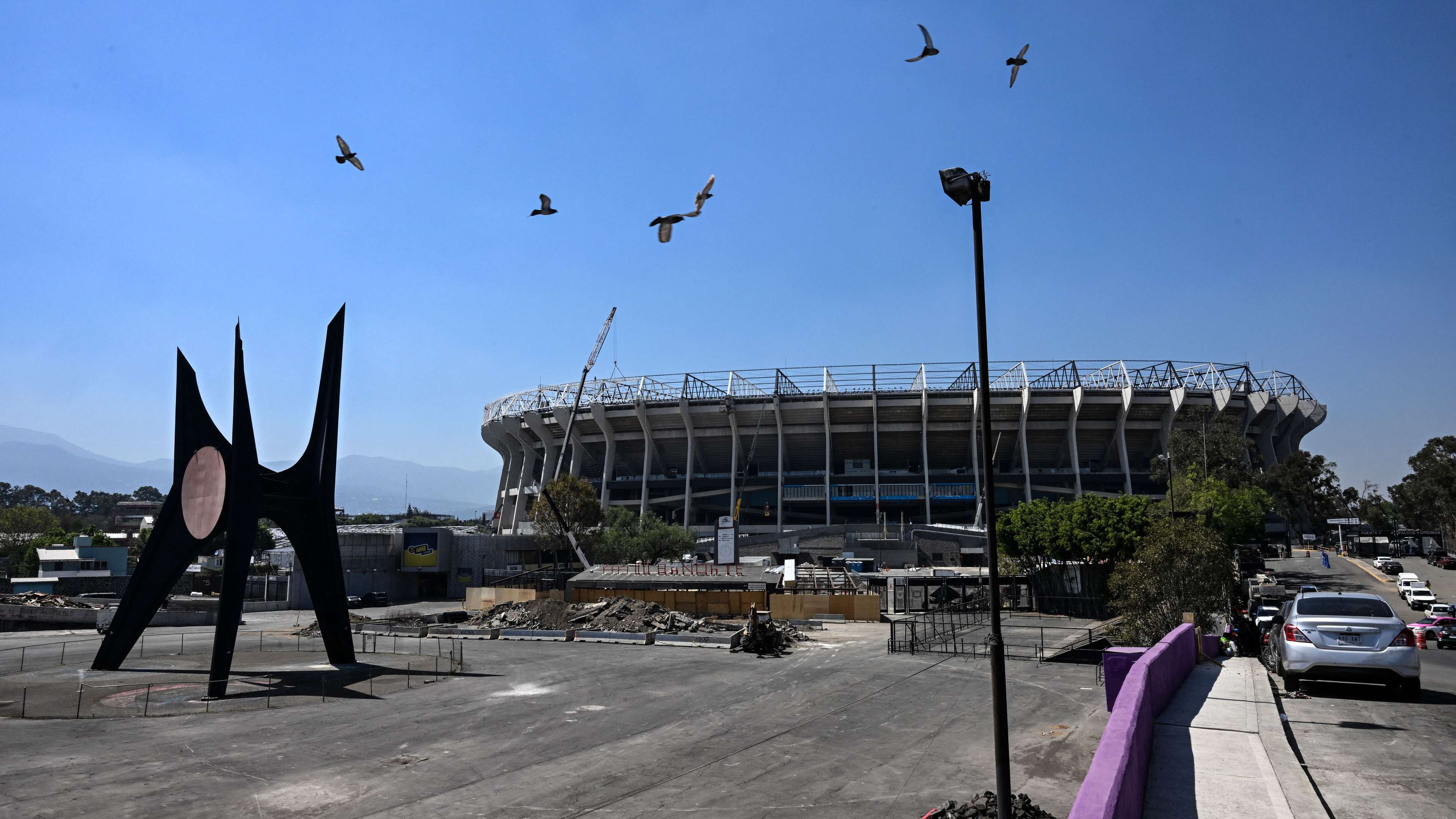 Mexico, tragedy at the Azteca Stadium: a fan falls to his death  