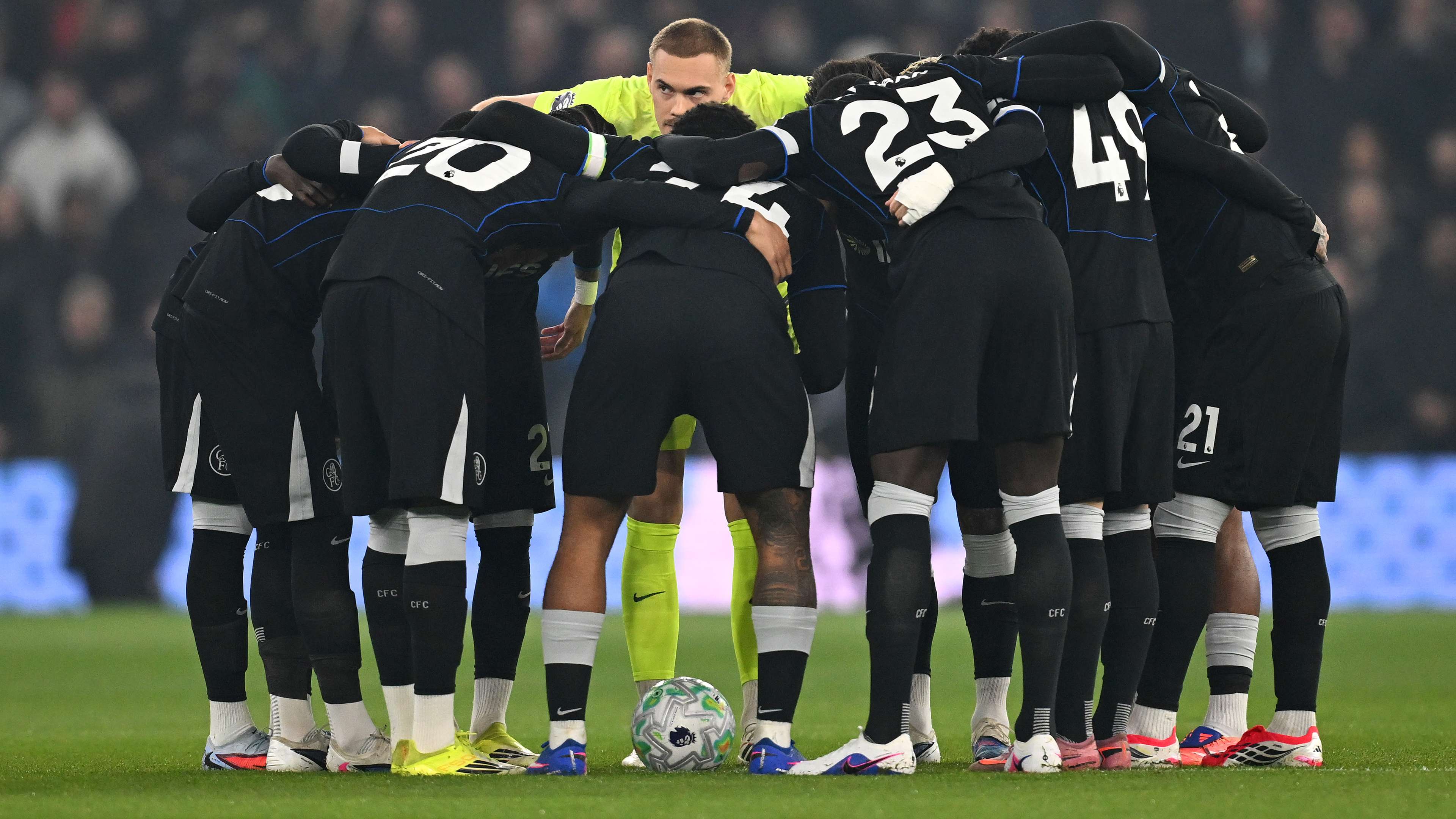 📽️ | Chelsea infuriate Villa with bizarre huddle routine  