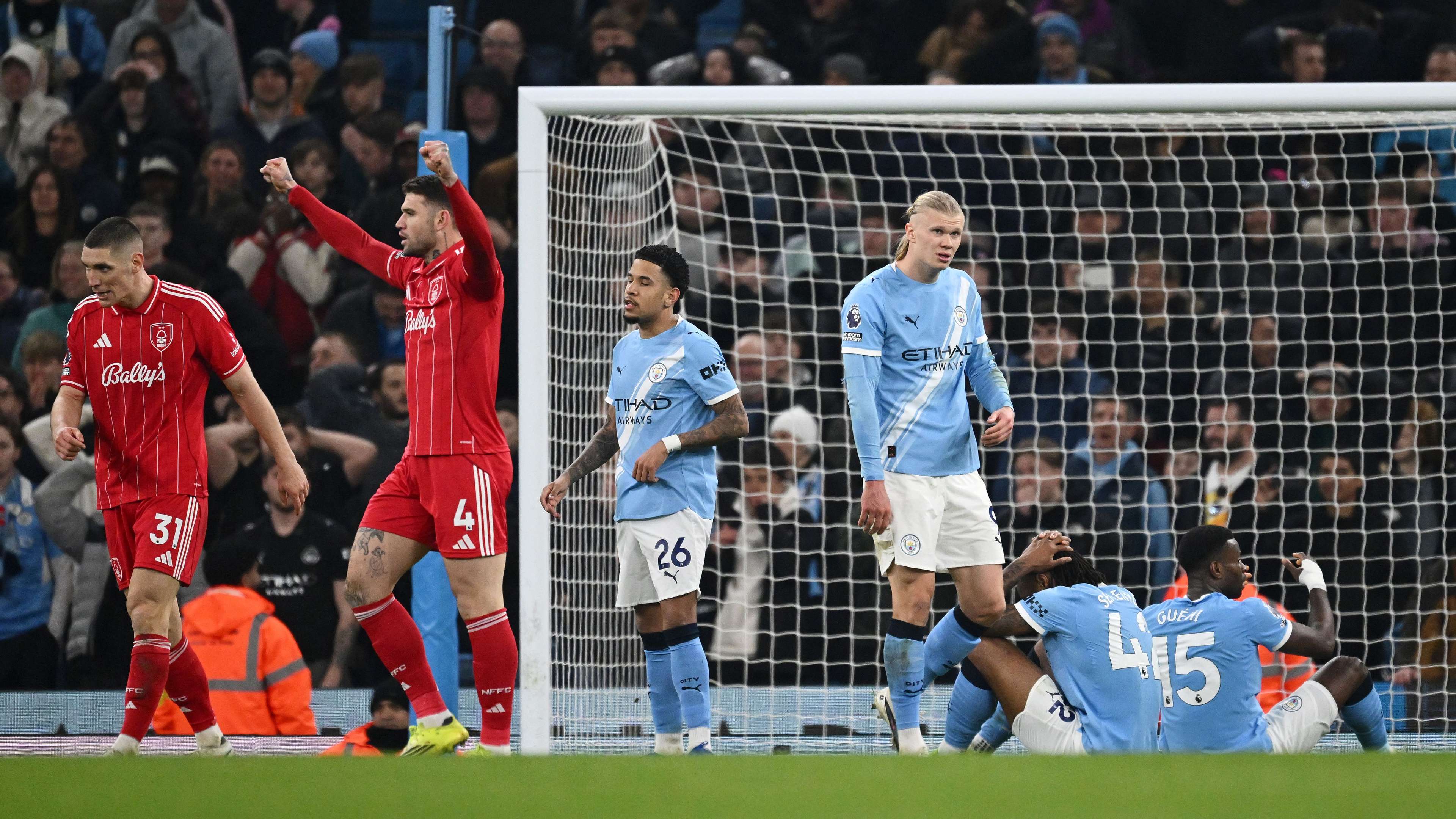 📽️ | Arsenal fans wildly celebrate & dance after Man City draw  