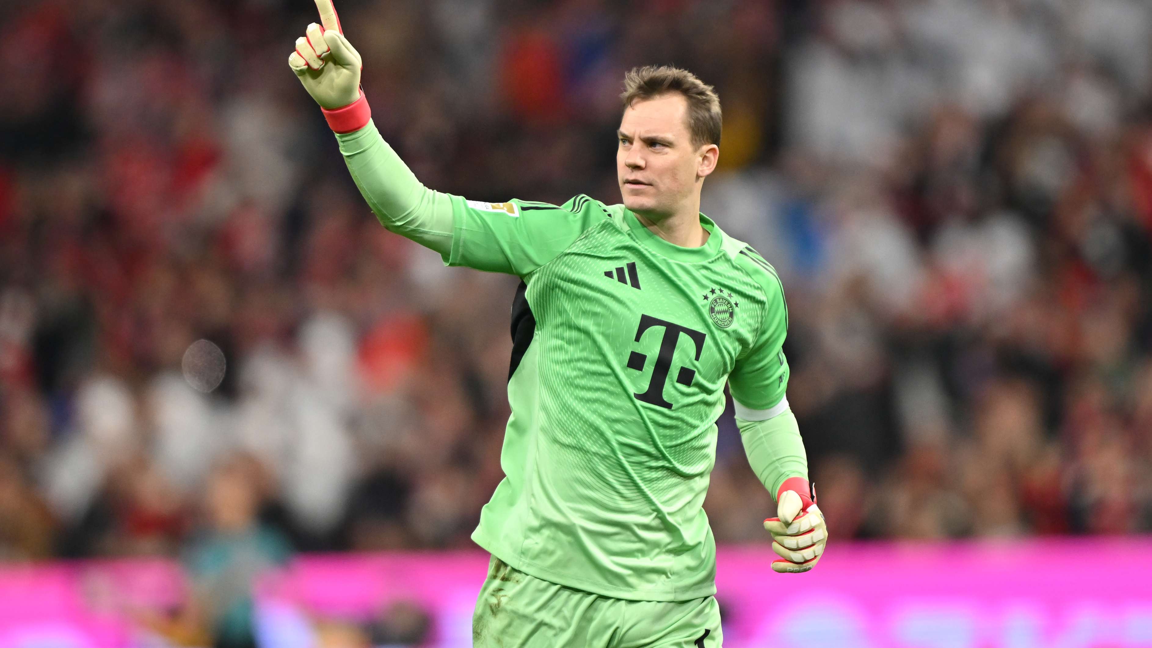 Bayern chief addresses Neuer contract uncertainty  