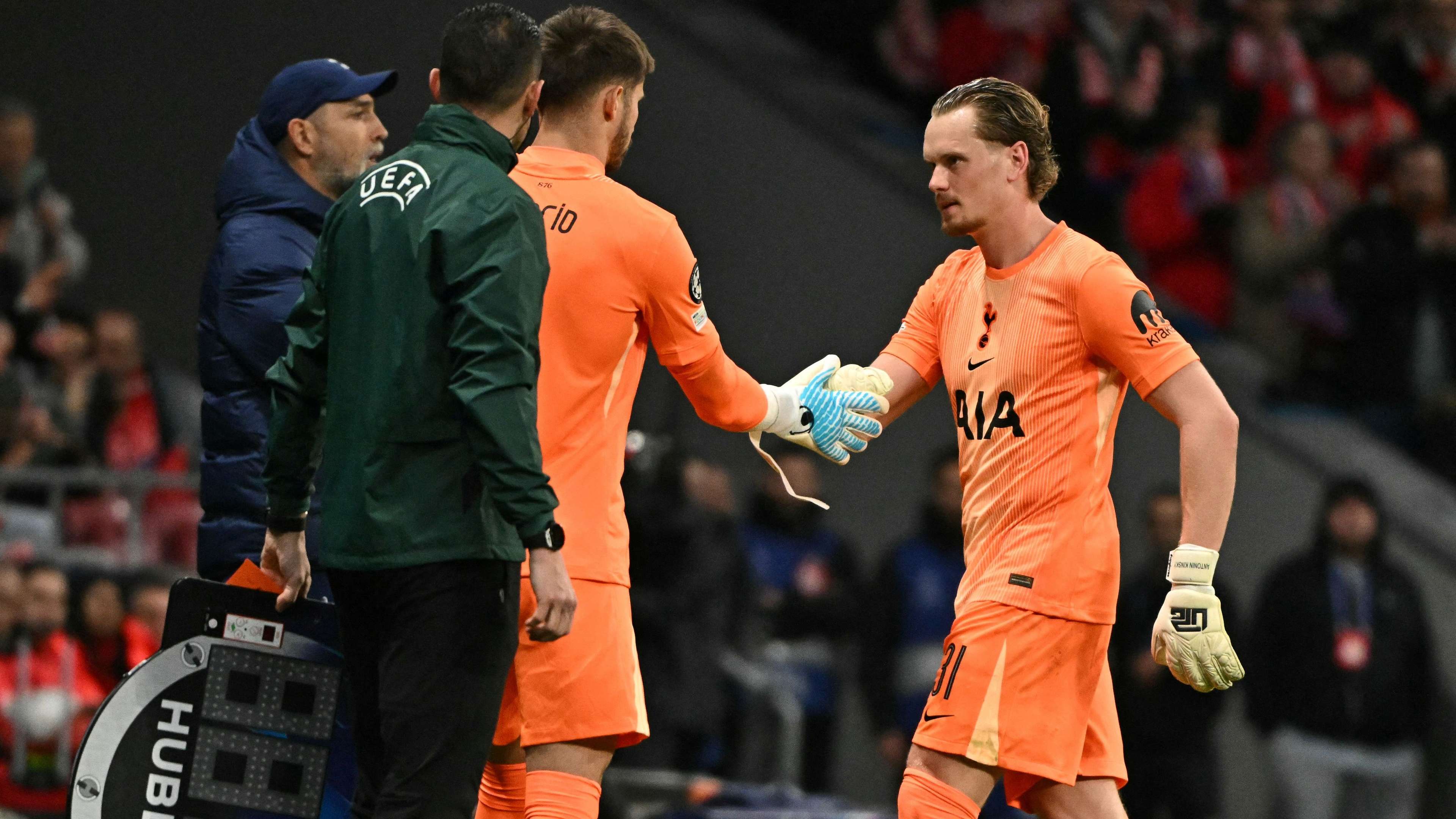 Two big mistakes: Spurs take goalkeeper off the pitch after 17 minutes  