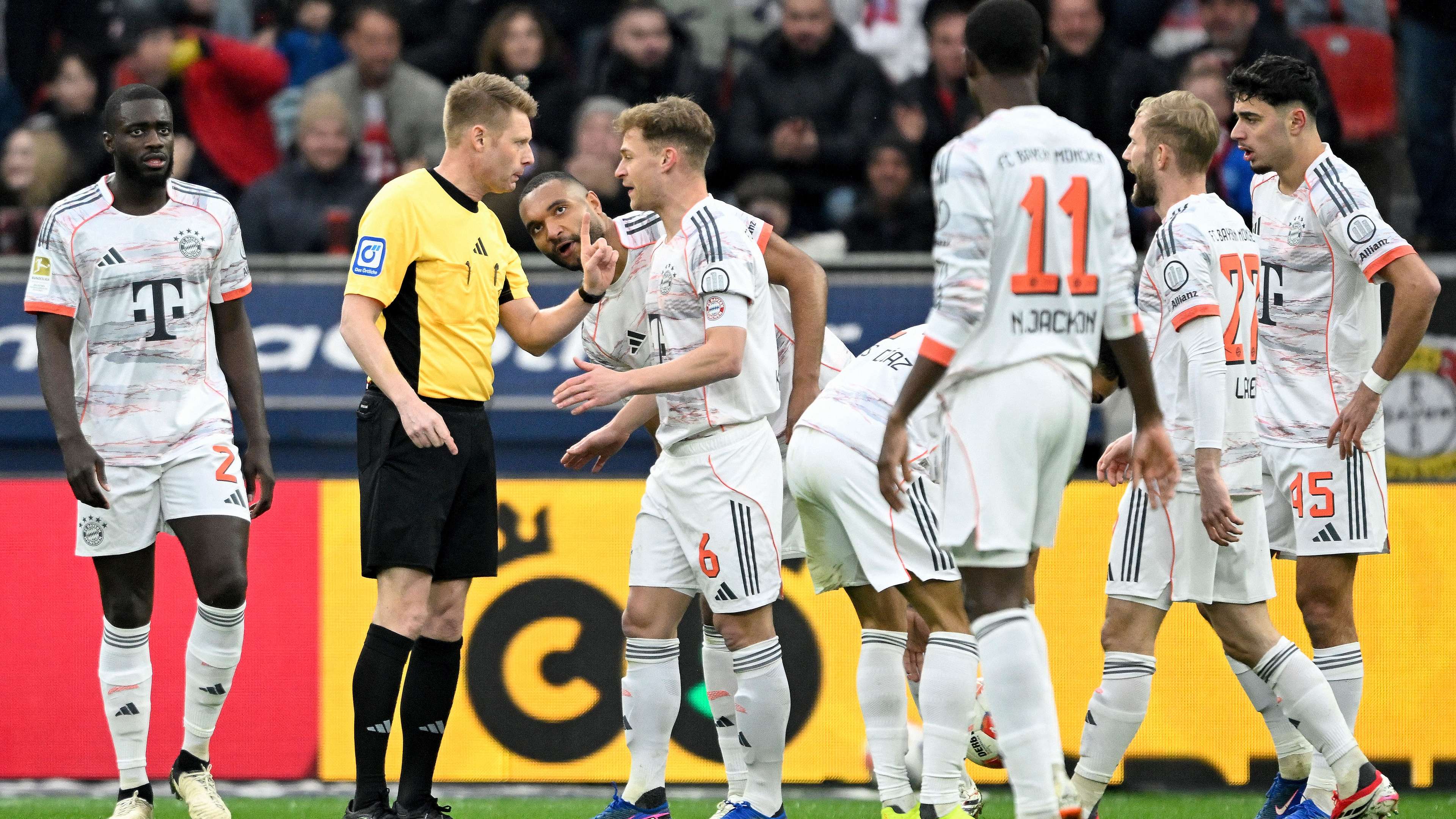 Controversial decisions against FCB: Dingert admits to a mistake  