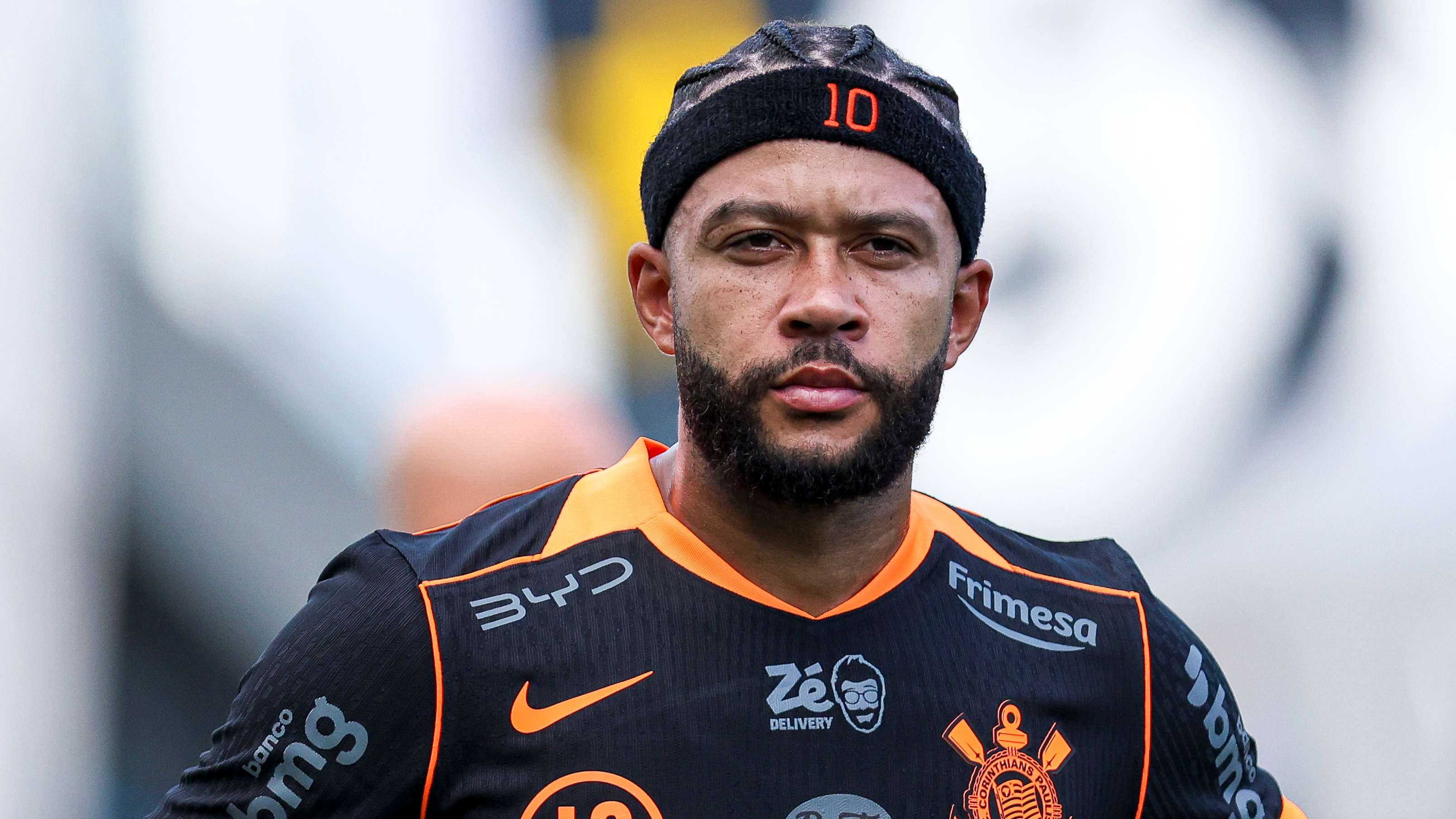Depay responds after being filmed using his phone on bench  