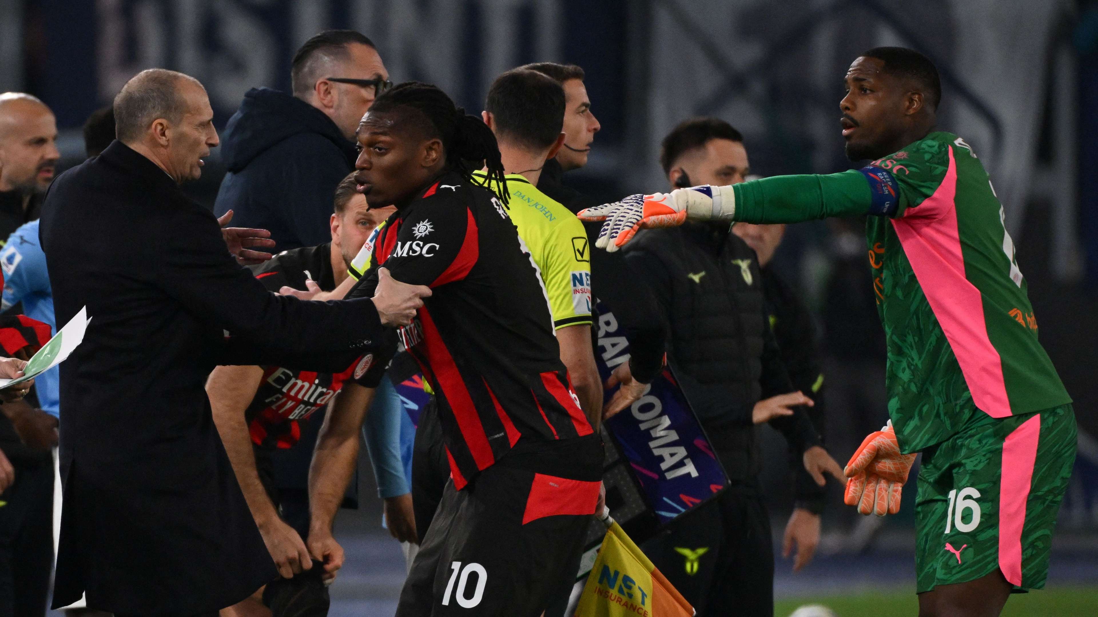 Milan, anger over Leao's substitution. Tare is baffled: "What on earth? Look at what he's doing..."  