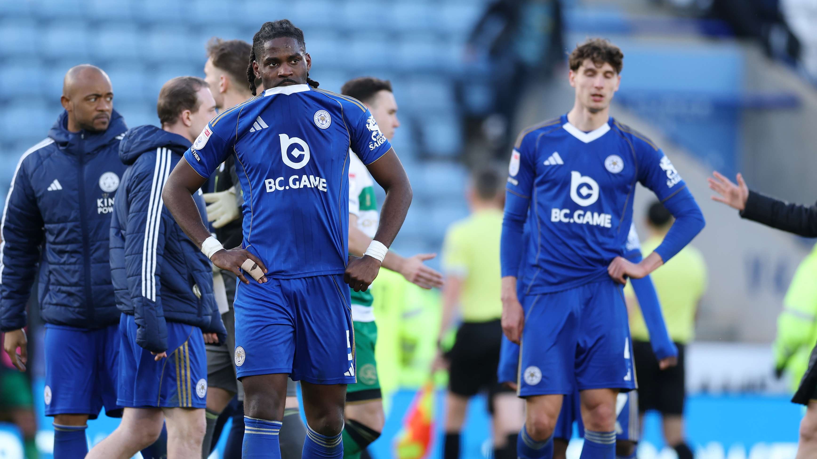 PL title-winner offers help to Leicester battle relegation  
