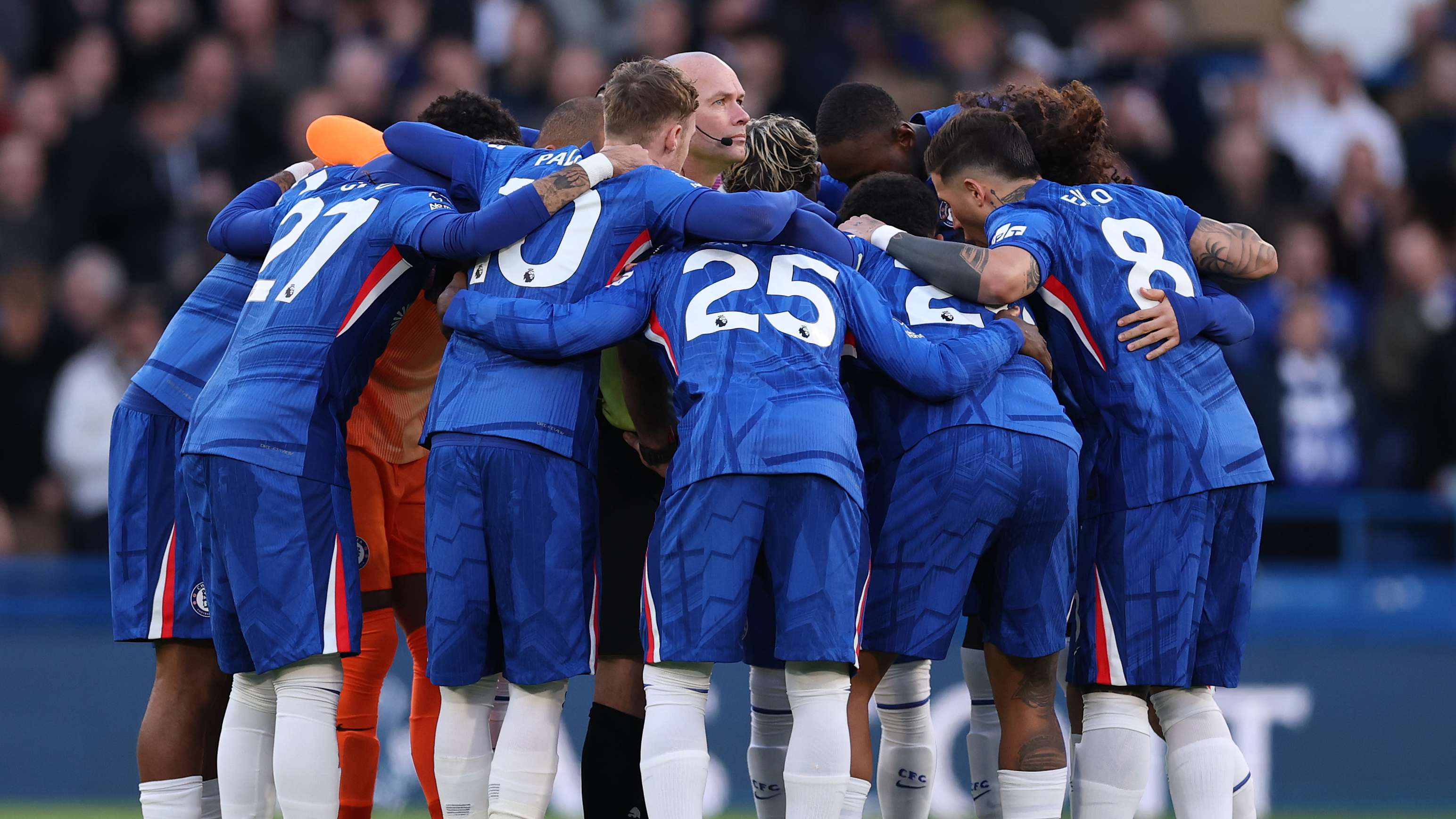 Referee caught in bizarre Chelsea huddle  