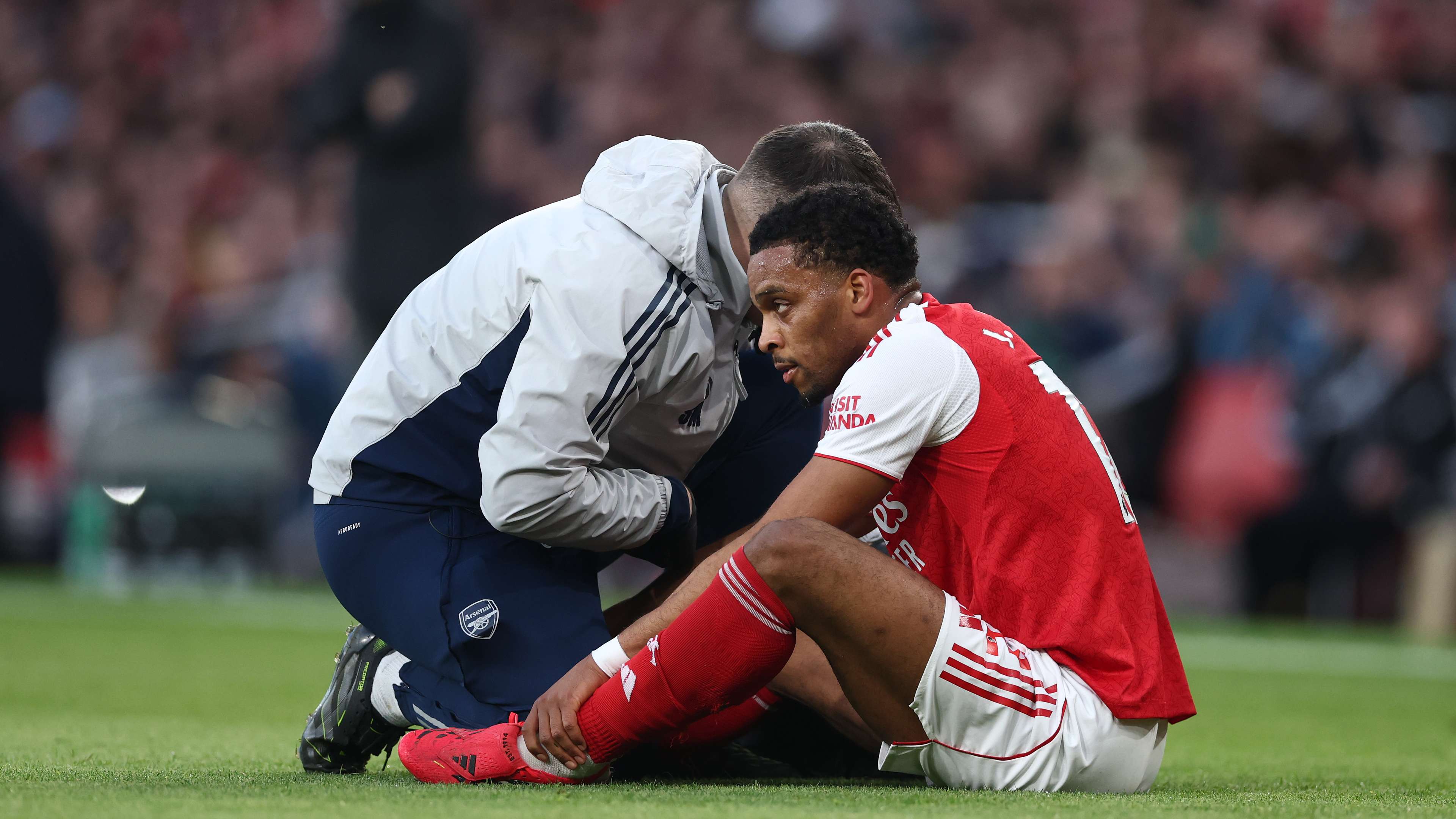 Timber forced off in Arsenal v Everton  