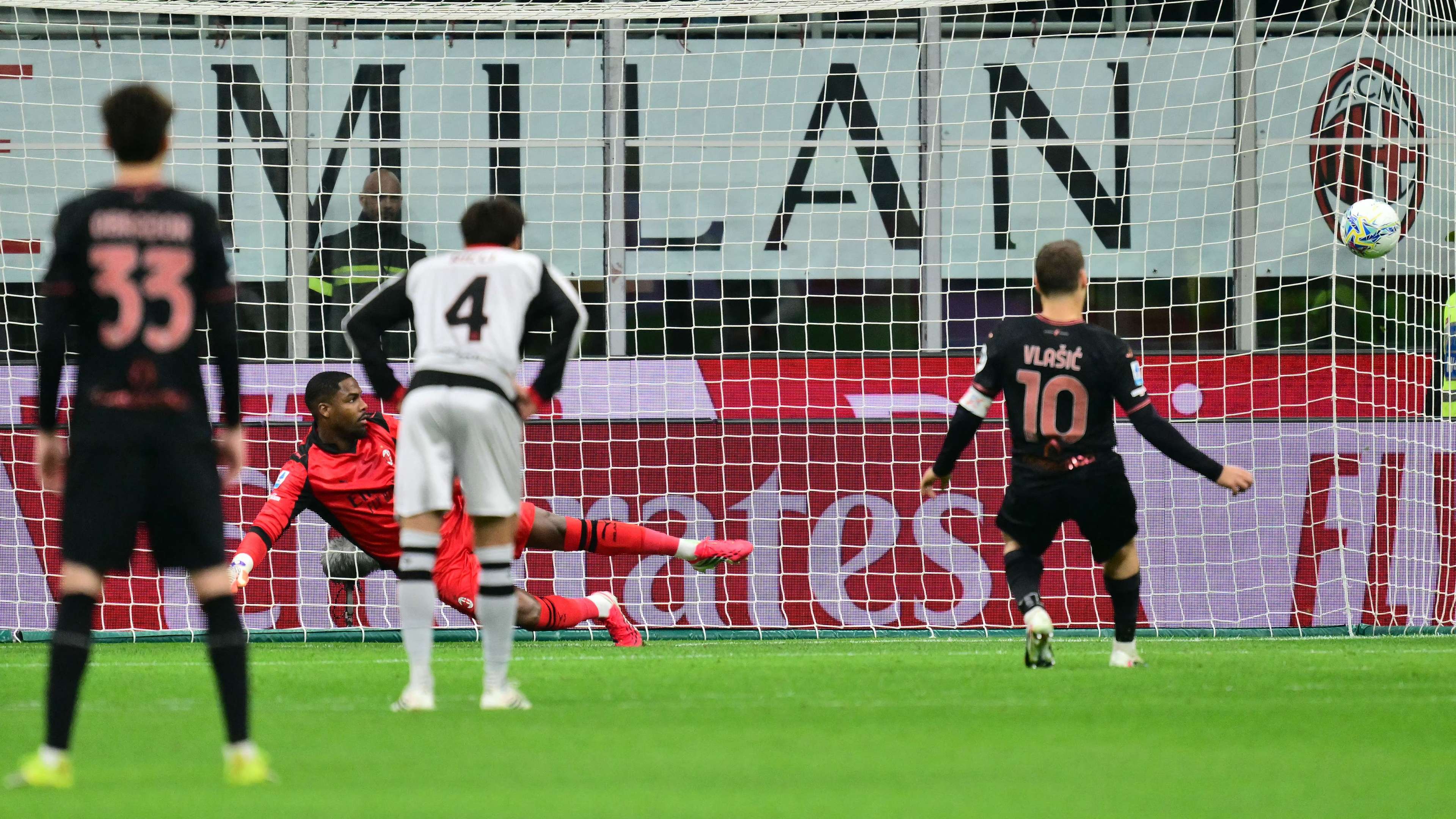 Milan v Torino, the replay: a penalty for Torino, Fourneau consulted by VAR  