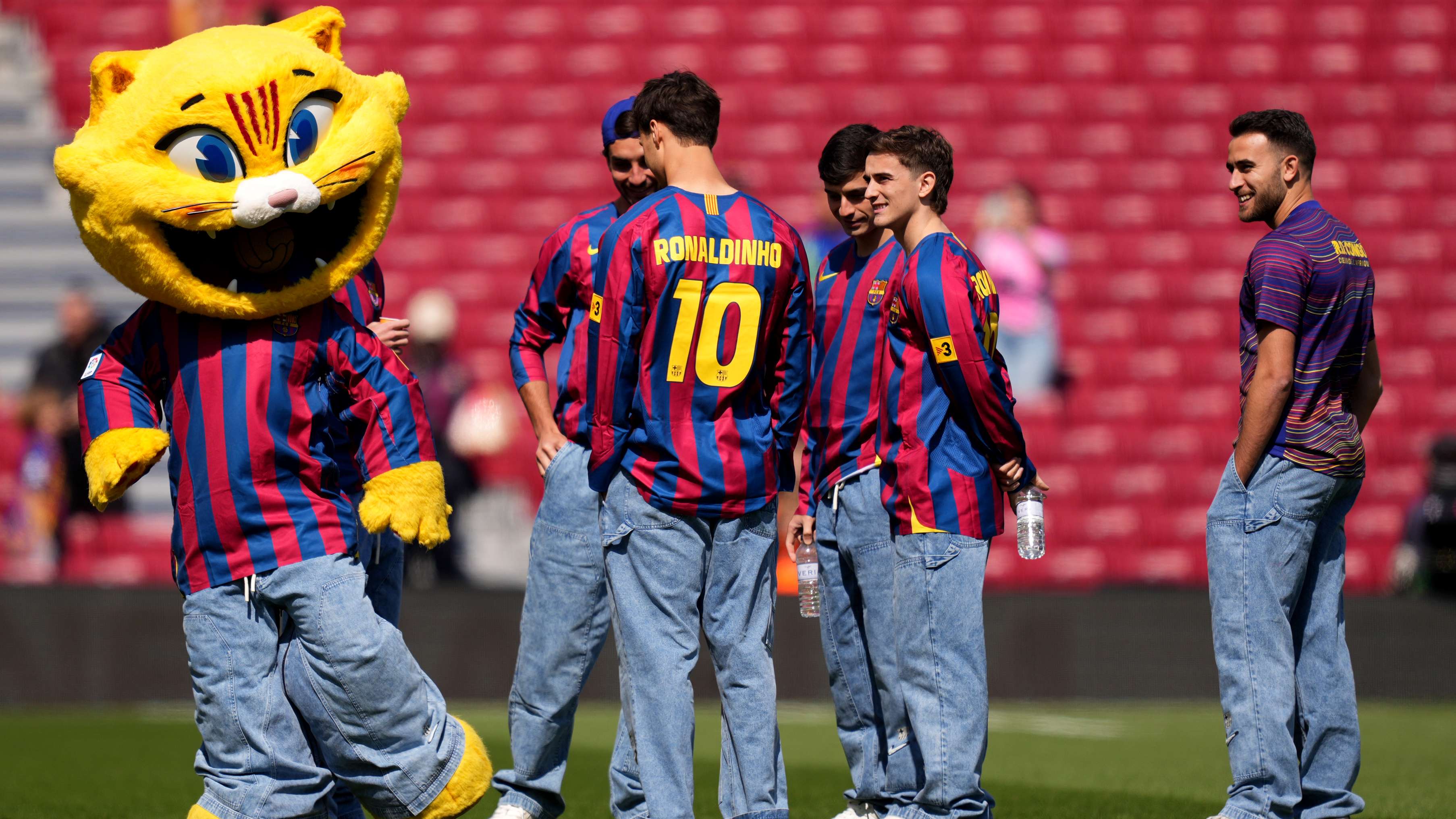 VIDEO: Barcelona players pay special tribute to Ronaldinho  
