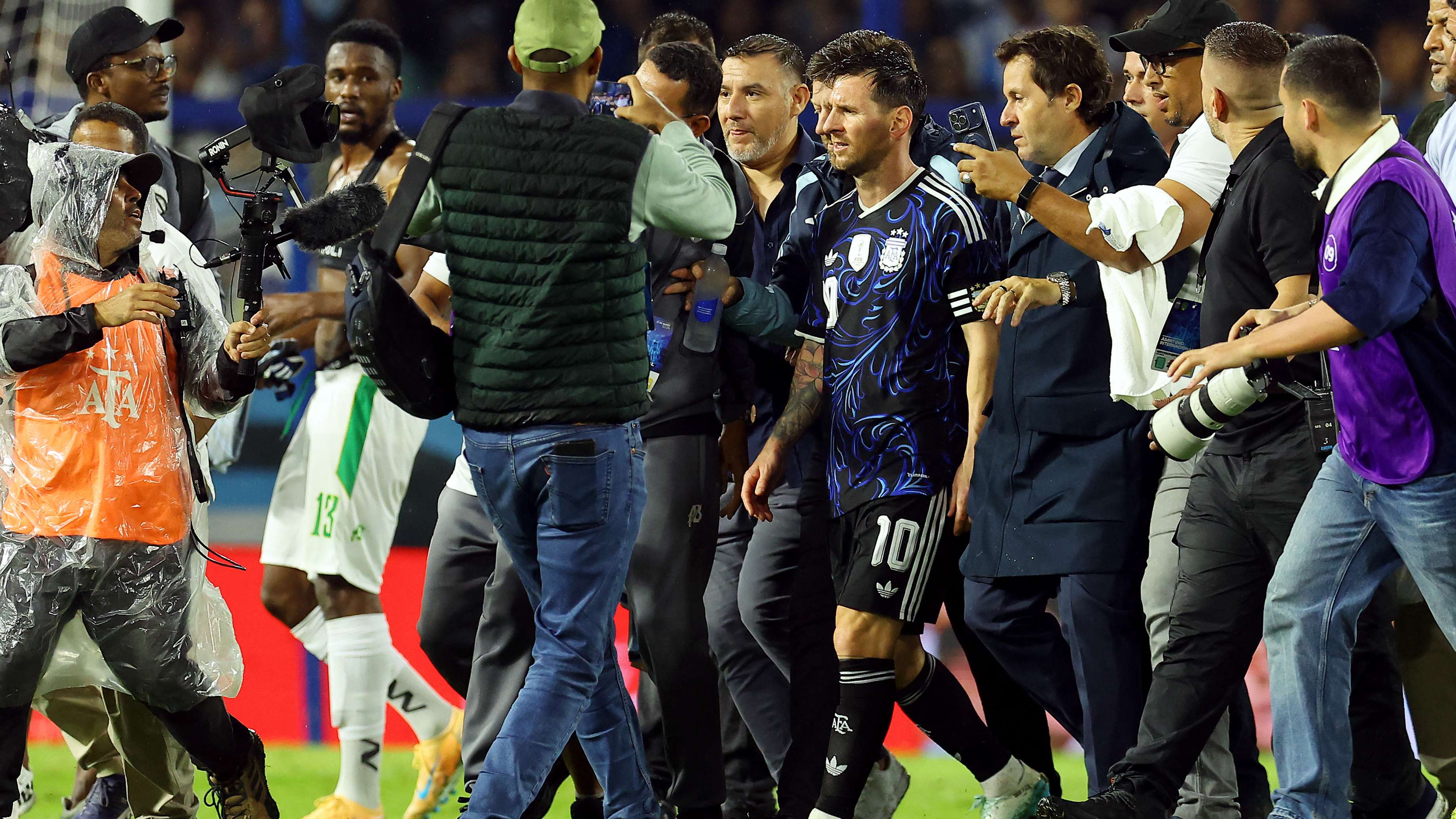 📽️ | Messi mobbed for selfies after Argentina win  