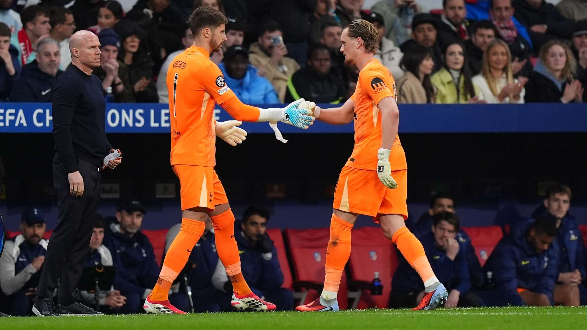 Kinsky's nightmare: concedes 3 goals in 15 minutes and leaves the pitch in tears  