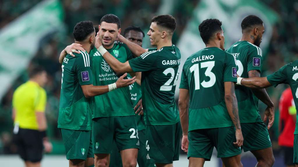The tension eases... Al-Ahli Jeddah player escapes a dangerous predicament  