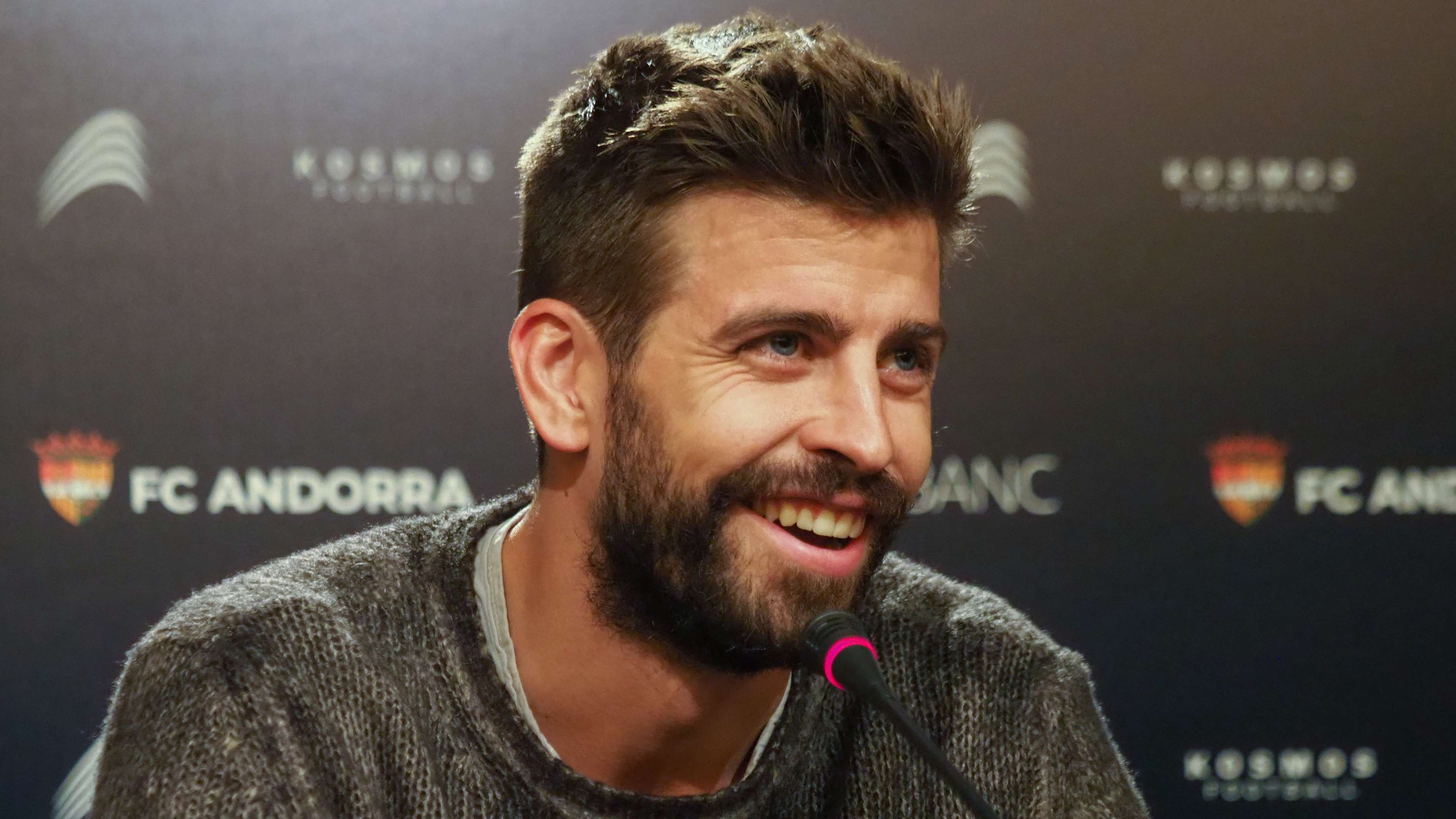 Pique challenges Man Utd squad with 'huge amount of money' jibe  