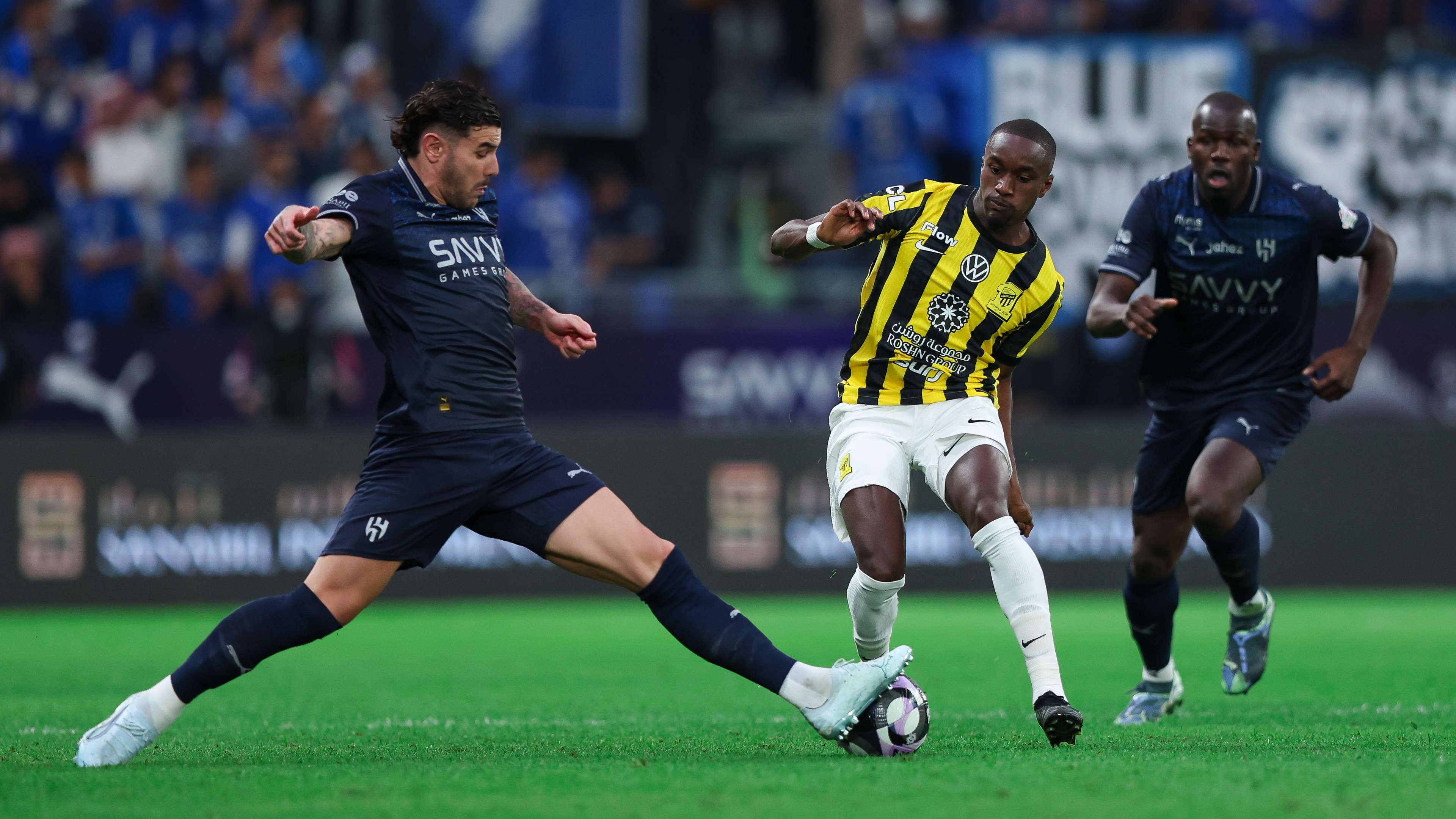 Amidst the crowd’s chants… a refereeing expert settles the debate over the validity of Diaby’s sending-off  