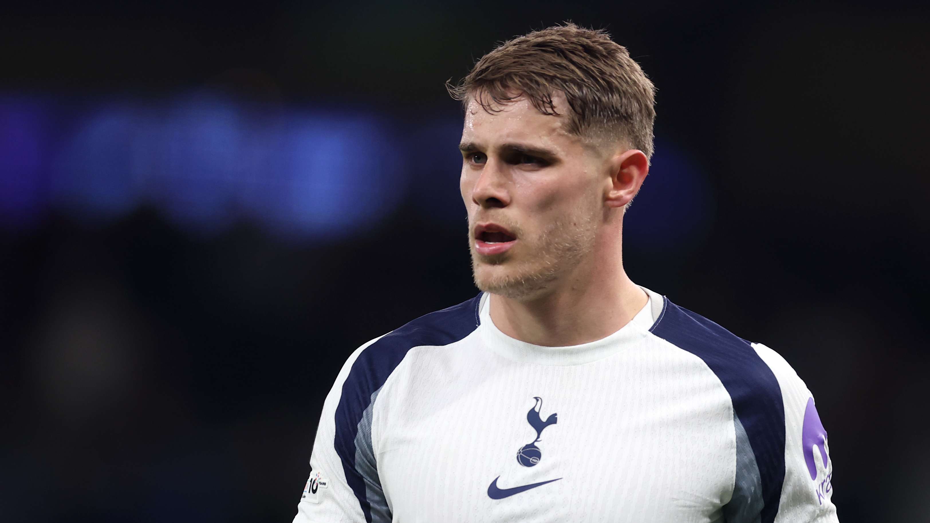 Man Utd ready to battle Liverpool for Van de Ven transfer  