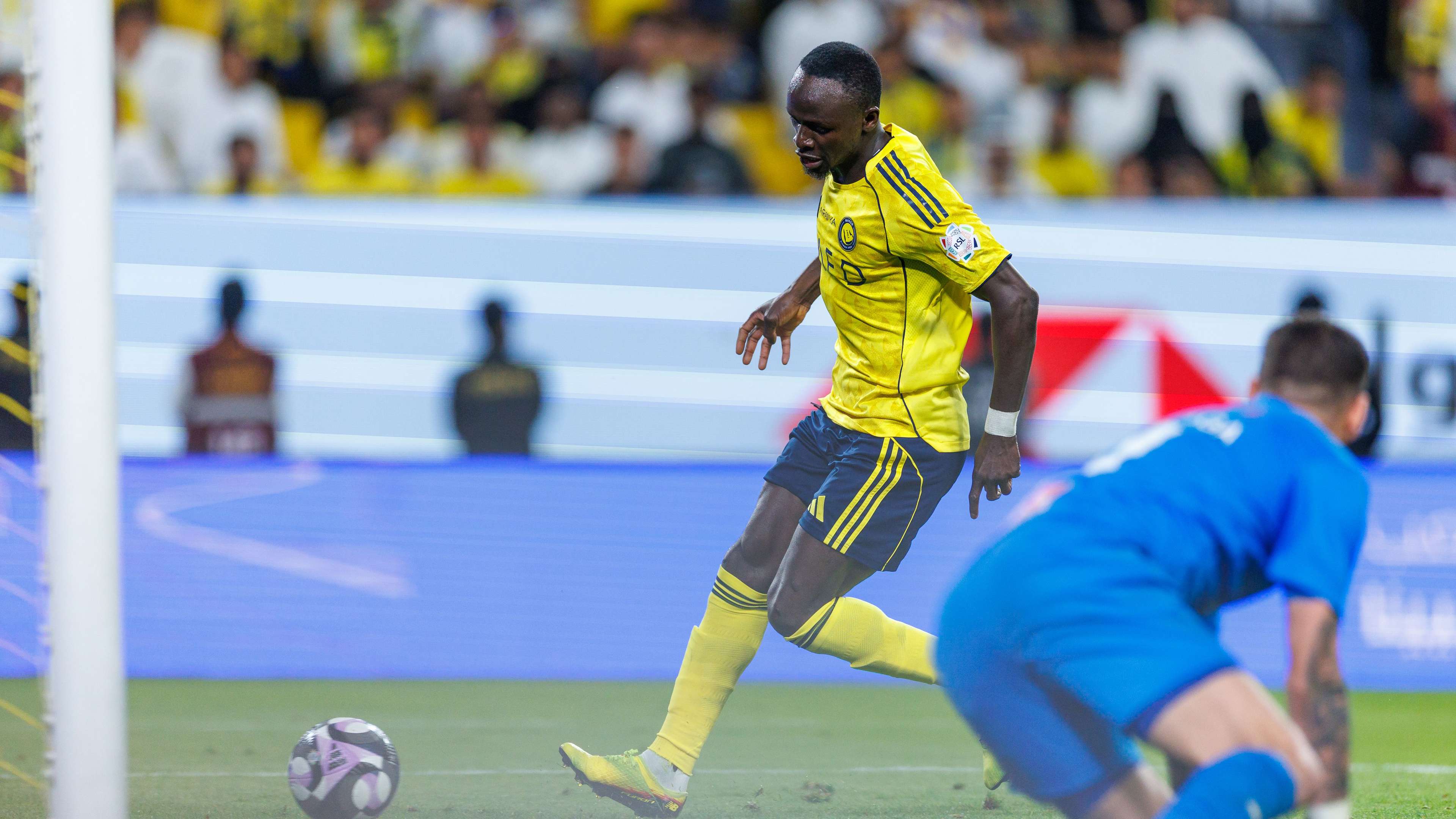 Stunning snub: The referee in the Al-Nasr vs. Al-Akhdoud match failed to send off Sadio Mané  