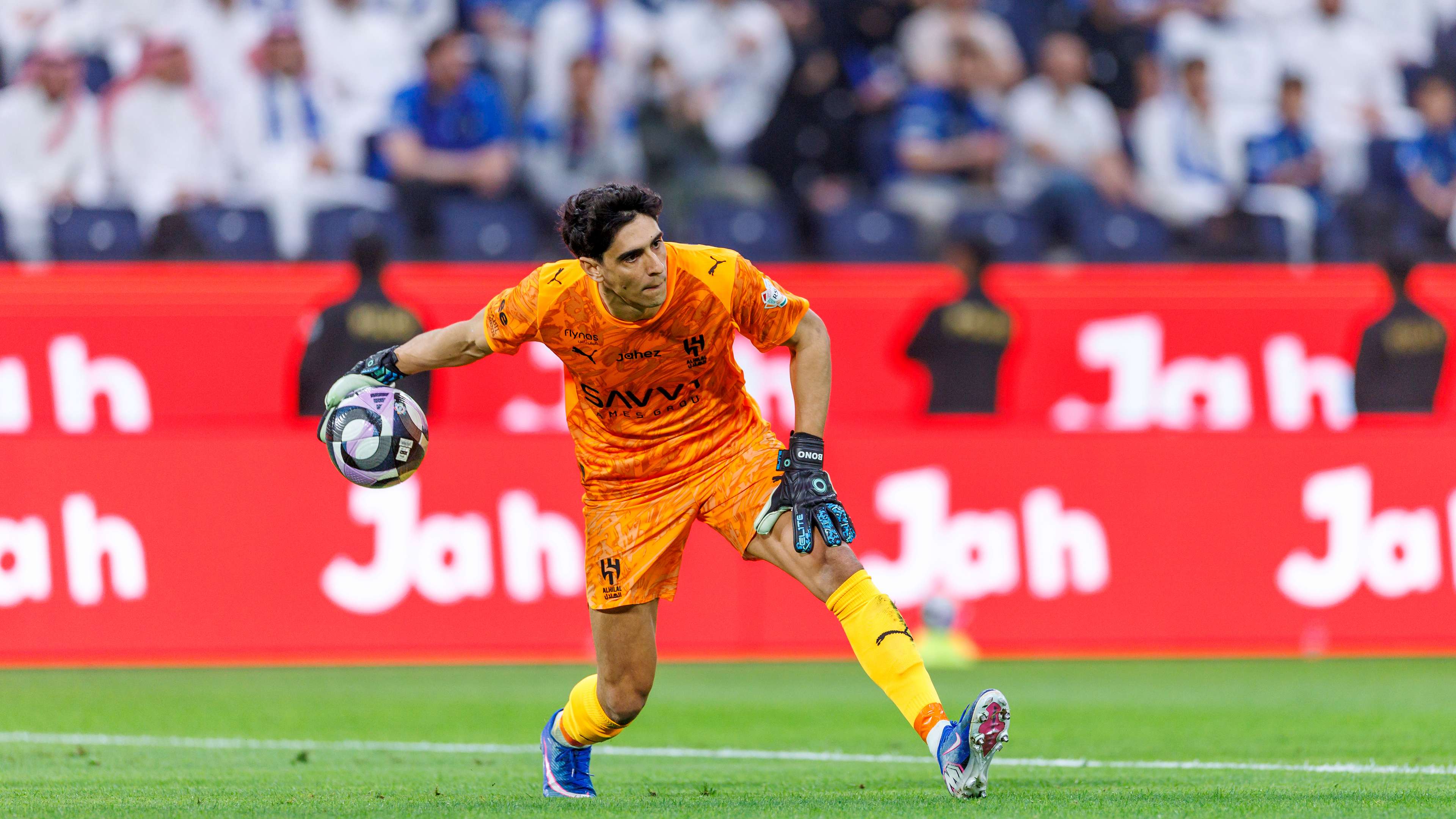 Video: Al-Taawoun goalkeeper puts Yassine Bounou in an awkward position  