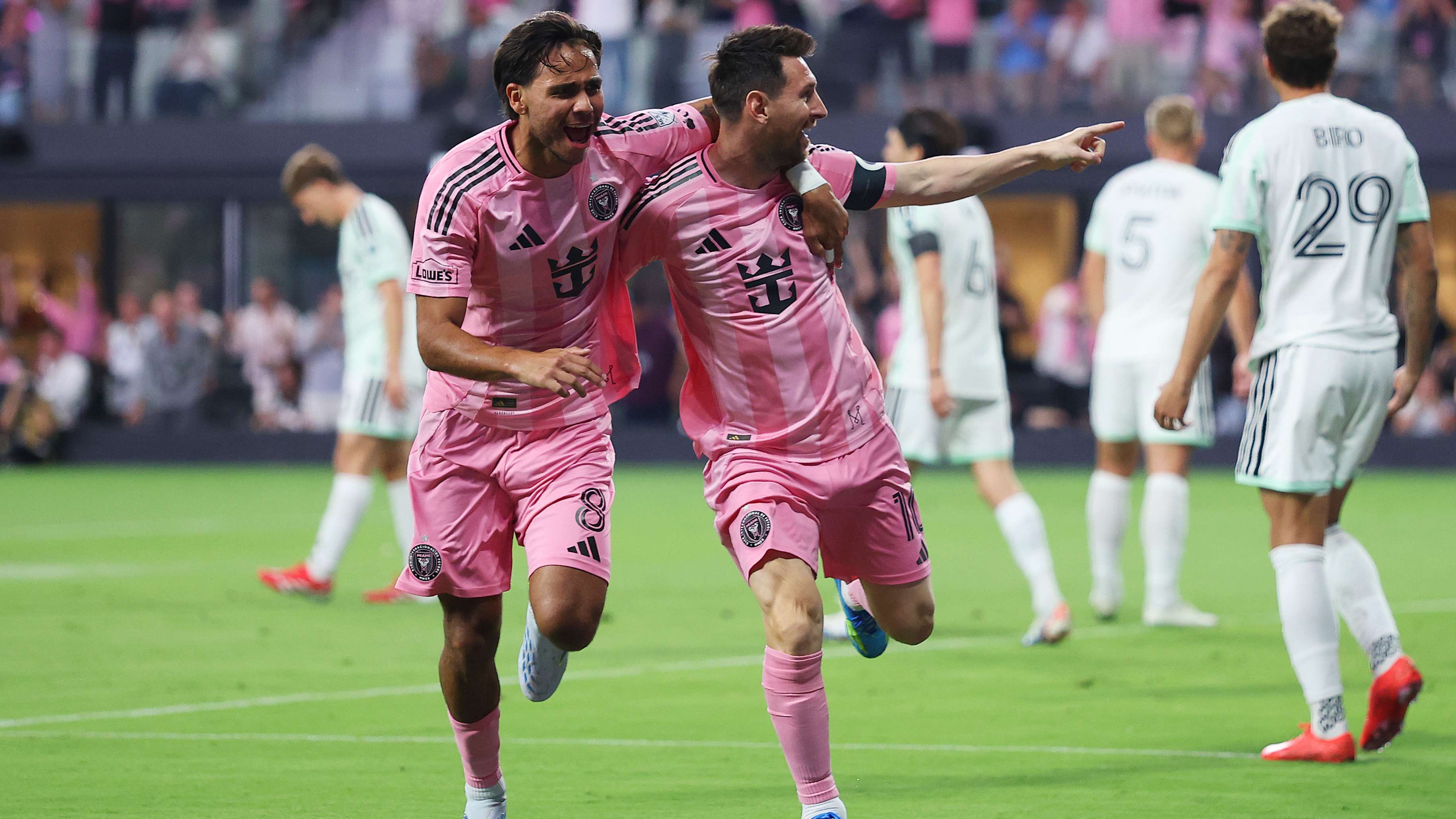 Video: With Ronaldo in attendance, Messi makes his mark with a header in a long-awaited event  