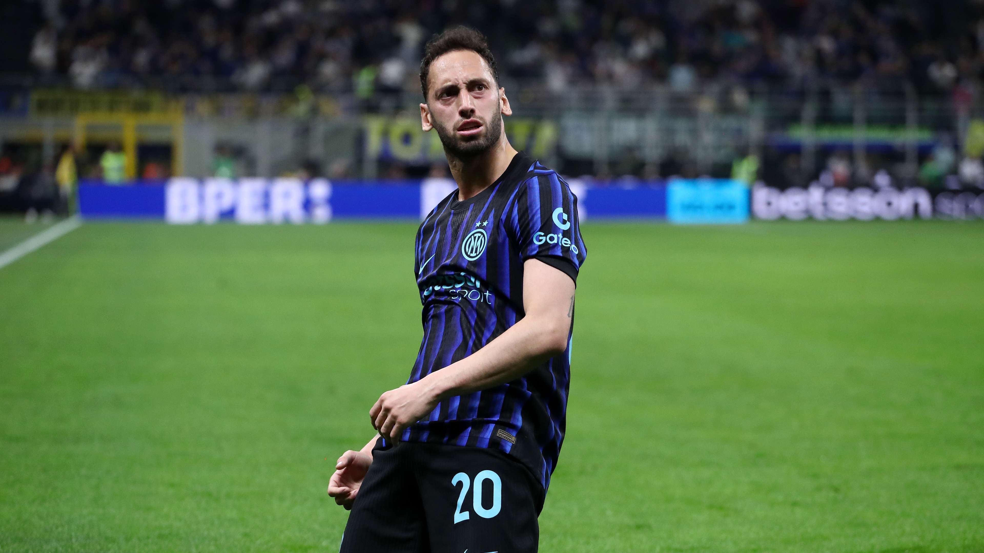 Video: Çalhanoğlu fires a rocket into the Roma net  