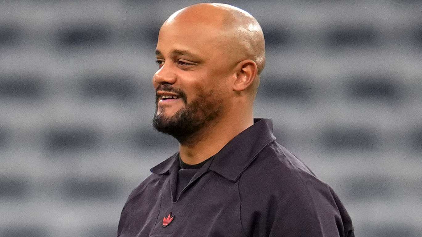 Kompany in no party mood as Bayern players serenade coach  