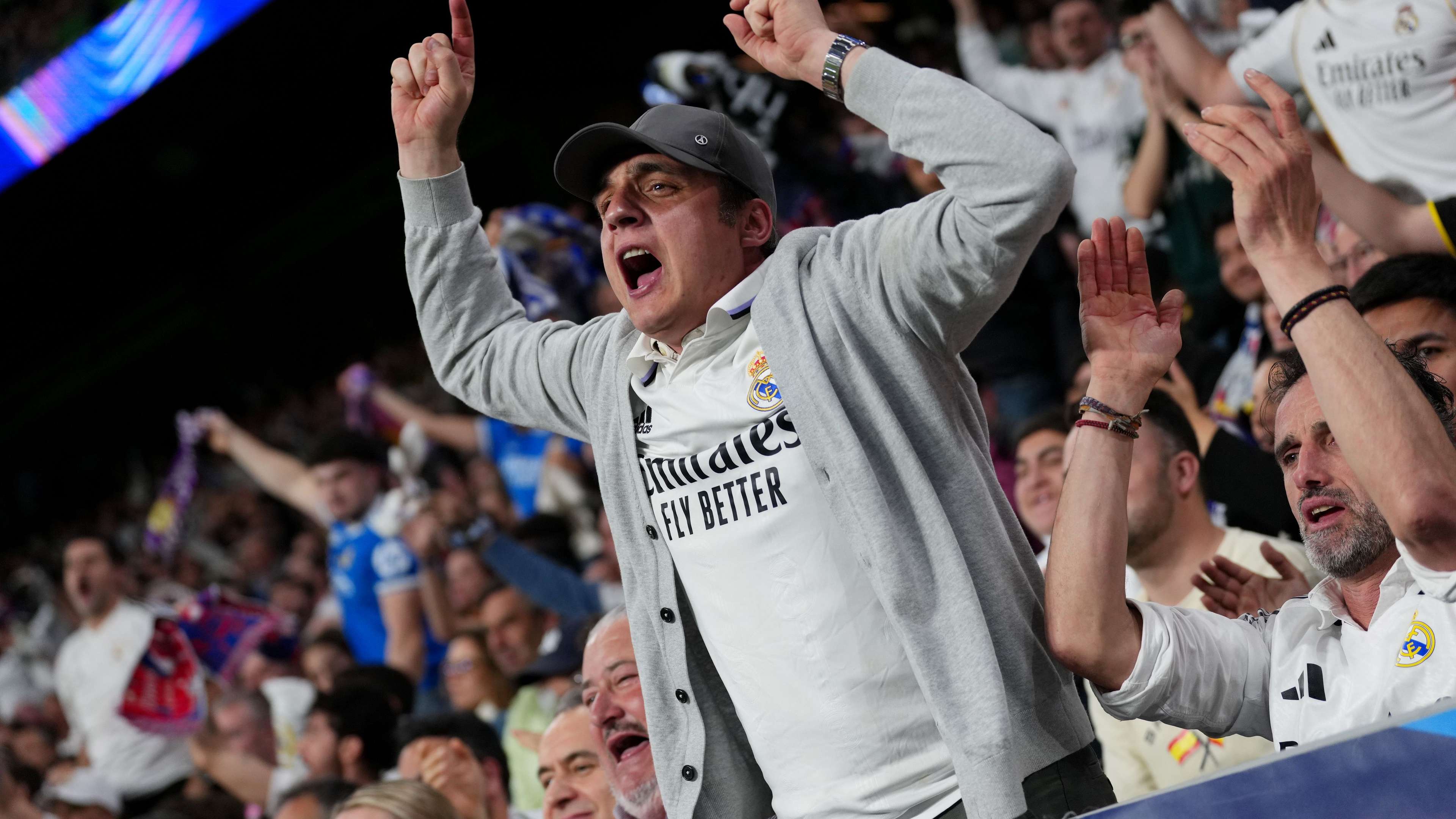 Video: “Disgusting behavior”.. “barber” raises questions in the stands at Real and Bayern  