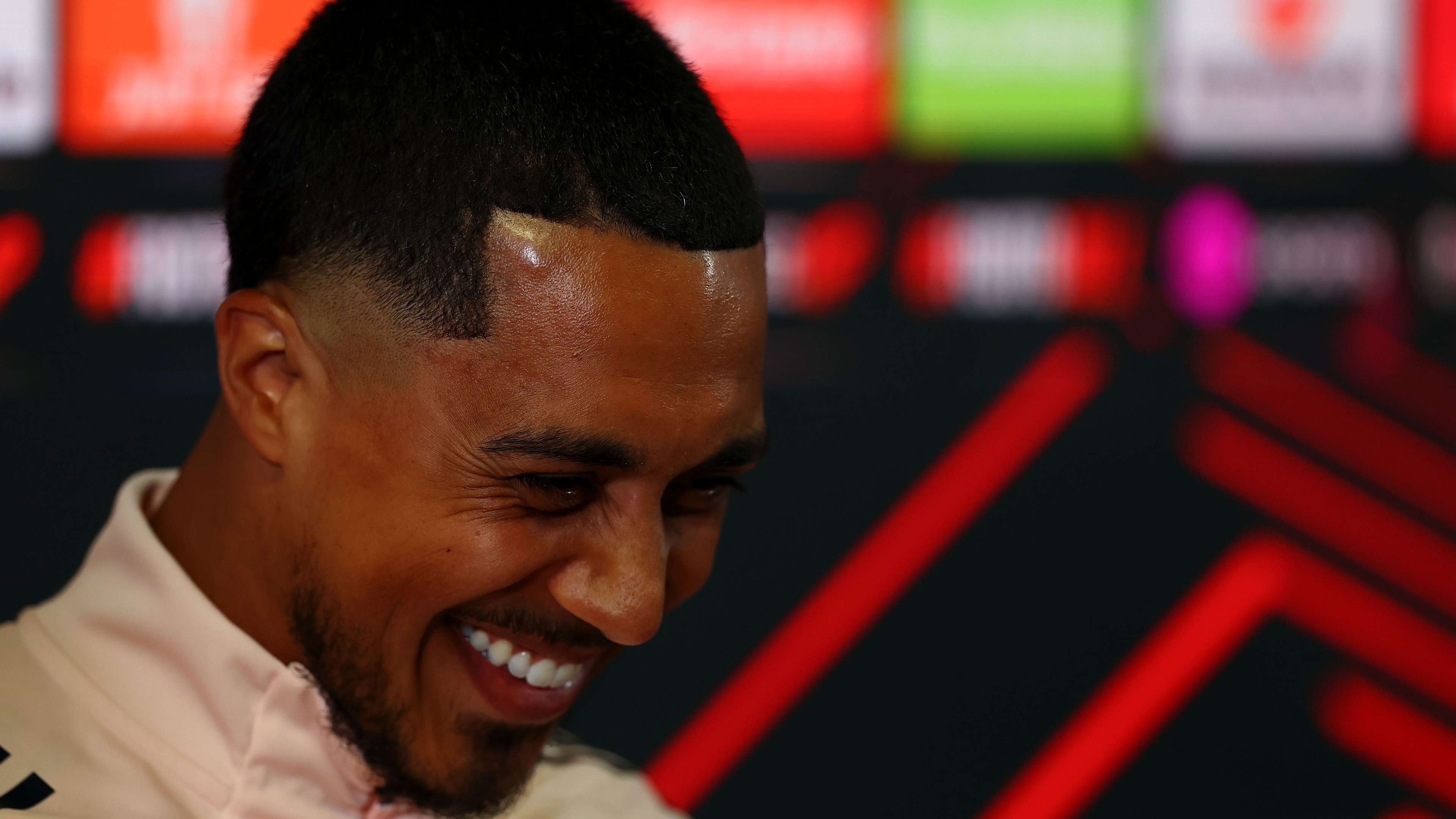 📽️ | Tielemans in hysterics at Emery's reaction to reporter  