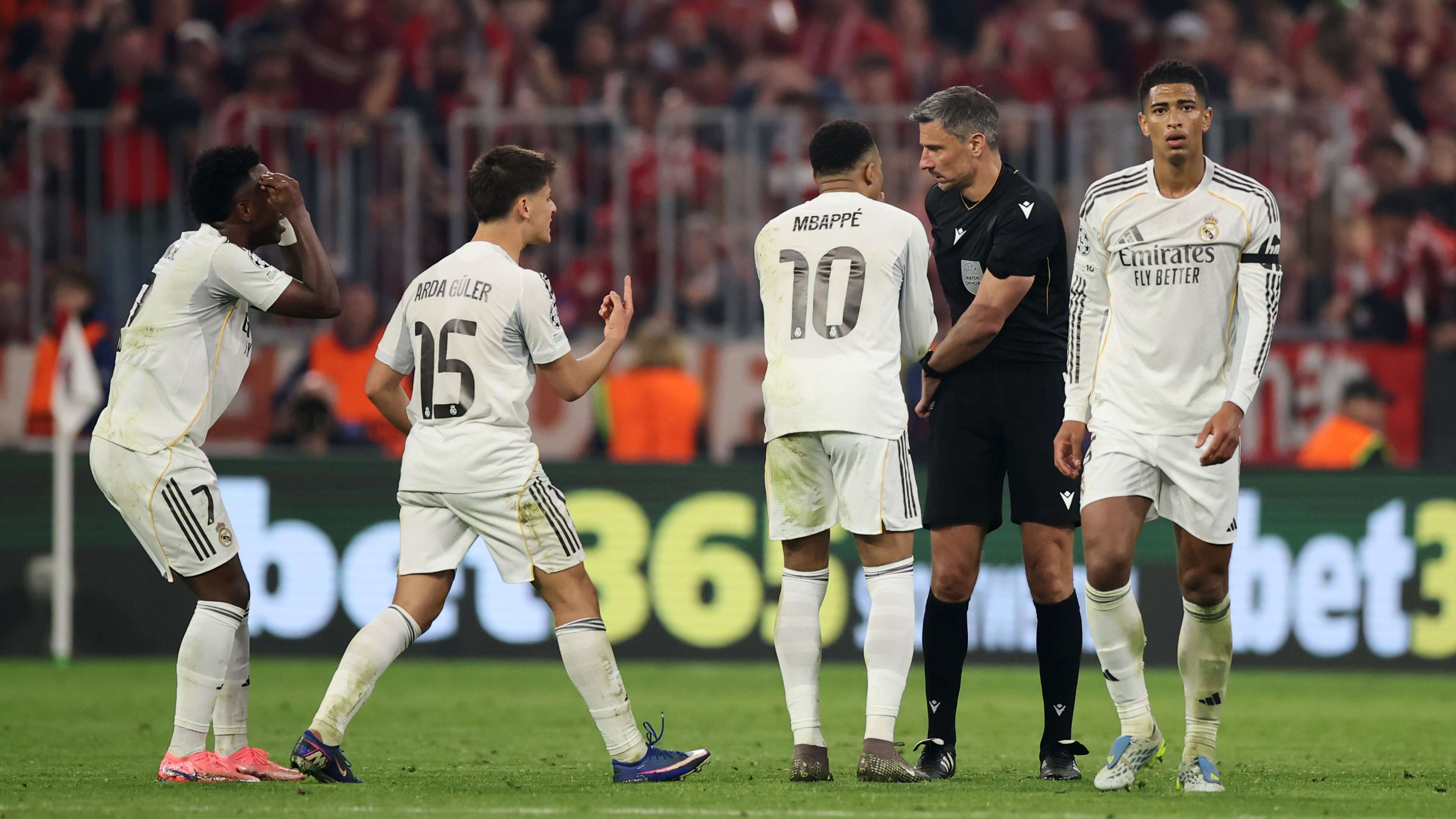 📽️ | Bellingham & RAGING Madrid stars chase ref after Bayern loss  