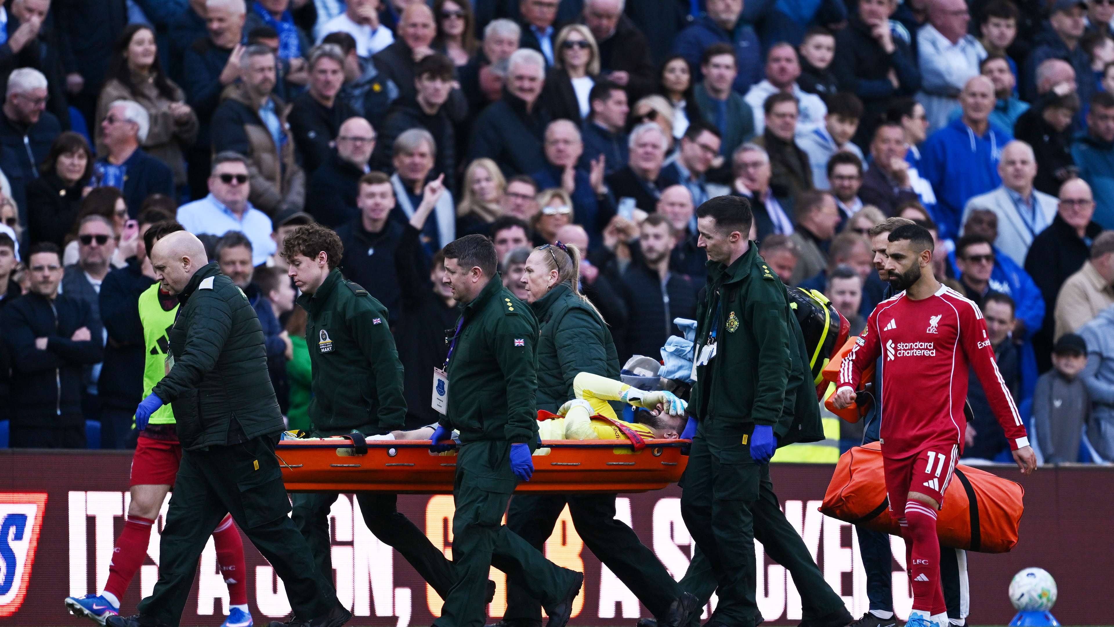 Huge blow for Liverpool! Mamardashvili stretchered off injured at Everton  