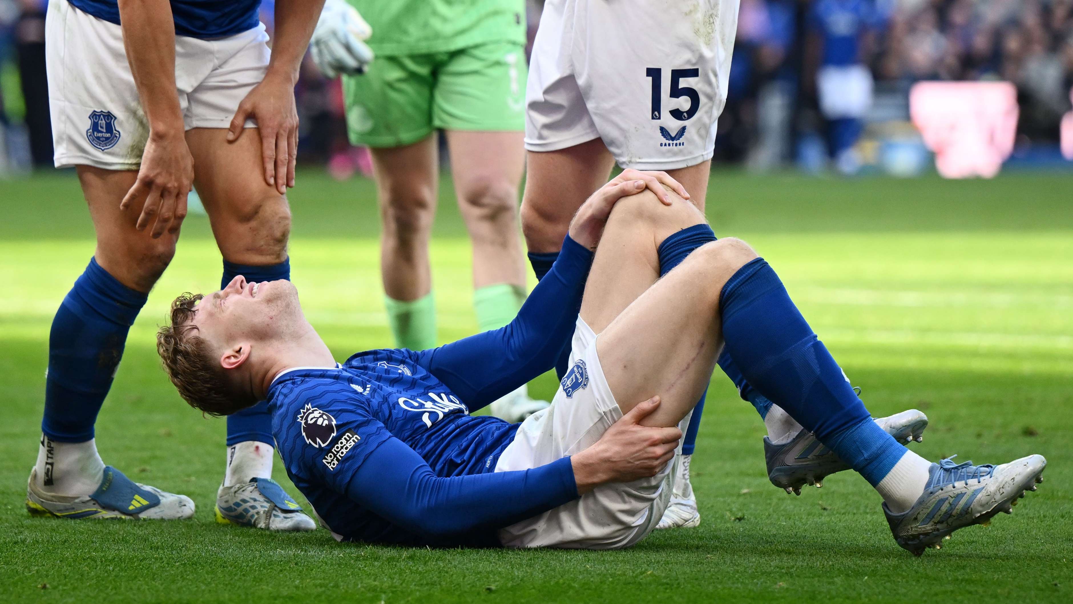 Moyes issues Branthwaite update after Everton star stretchered off in tears  
