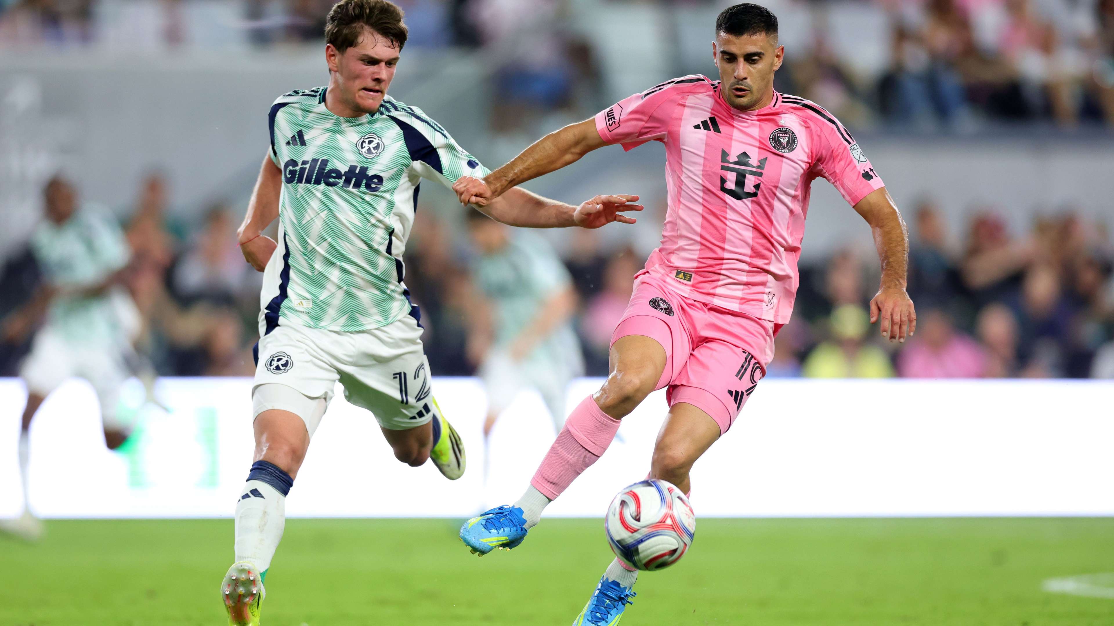 Berterame, Suarez combine to earn Messi's Miami a draw with Revs  