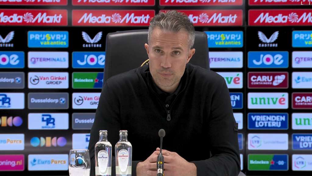 Van Persie reacts cynically and lashes out at the refereeing following the draw with Feyenoord  