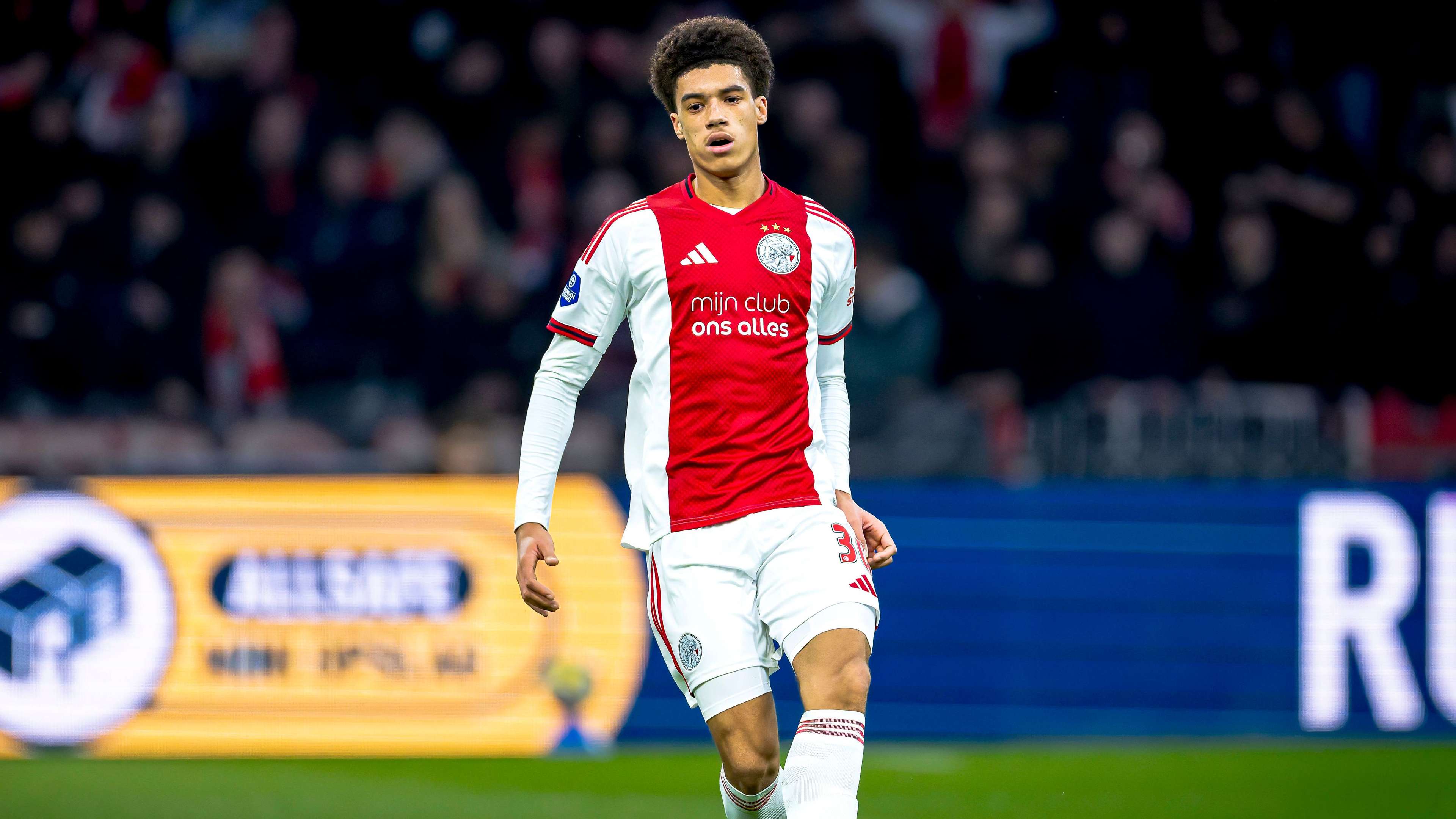 Ajax prospect Bouwman responds strongly to the competition with Sutalo  