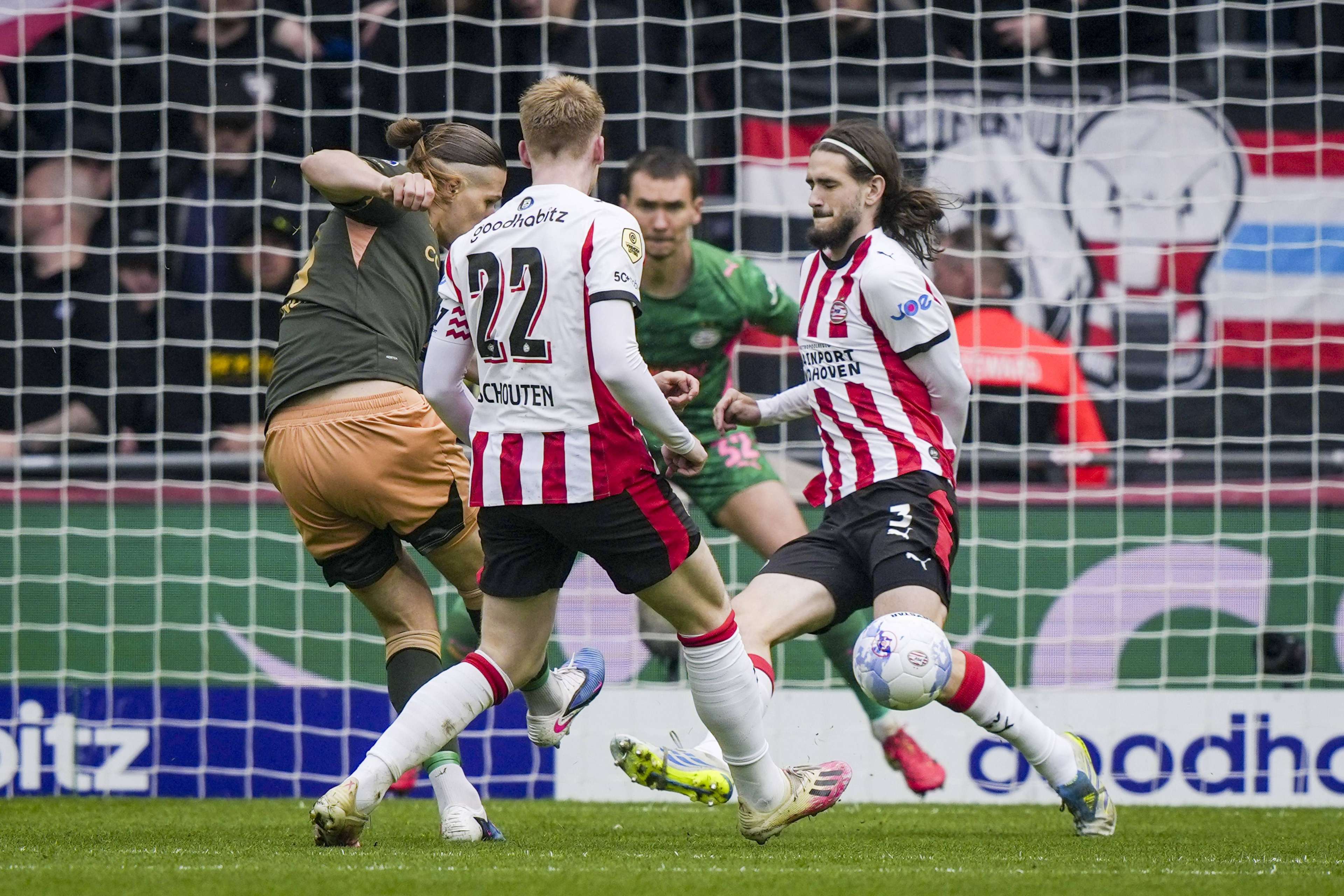 PSV fans are calling en masse for the same substitution after a disastrous start: 'Take him off!'  