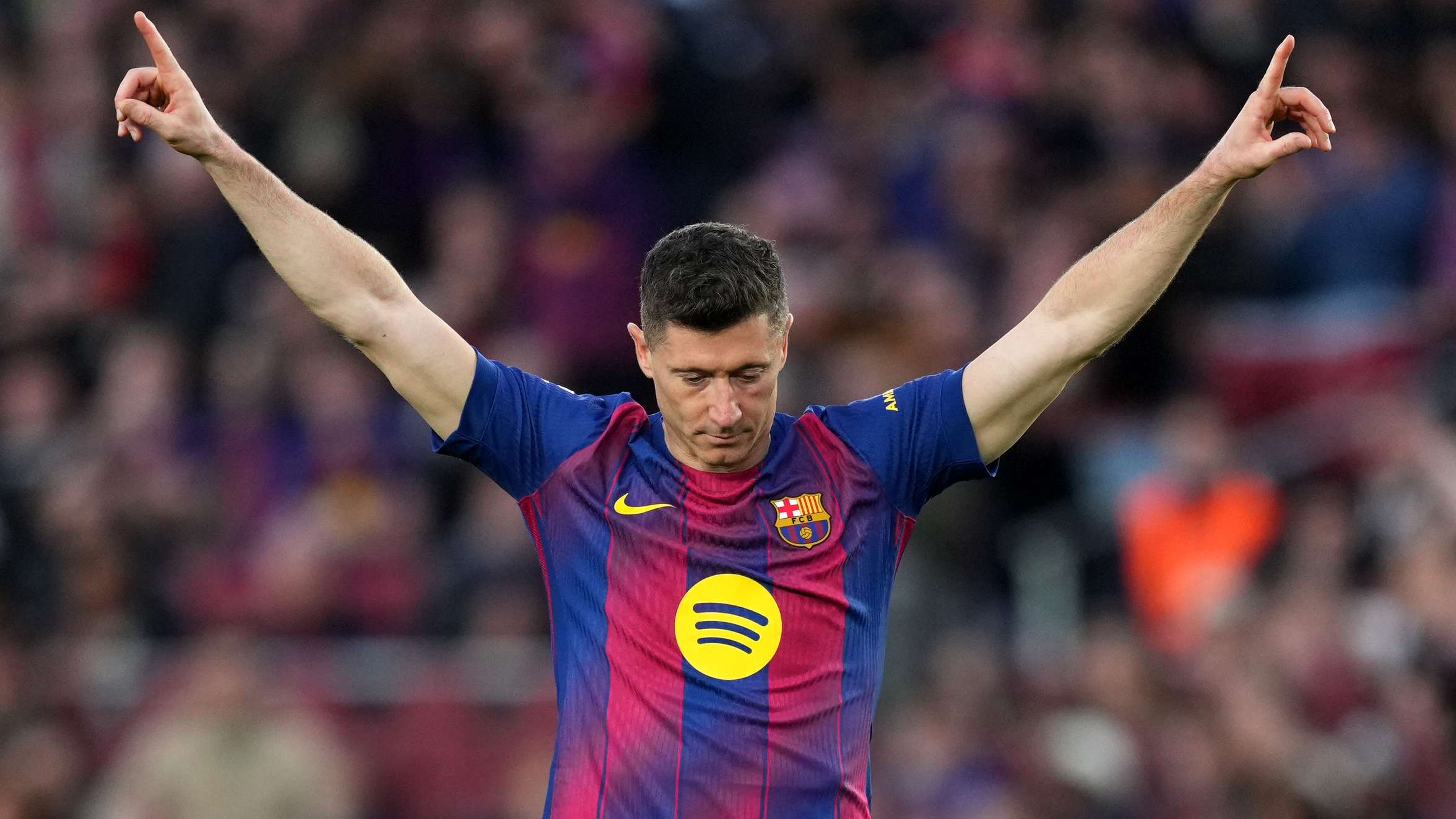 "A fantastic option": Lewy is being linked with Liverpool  