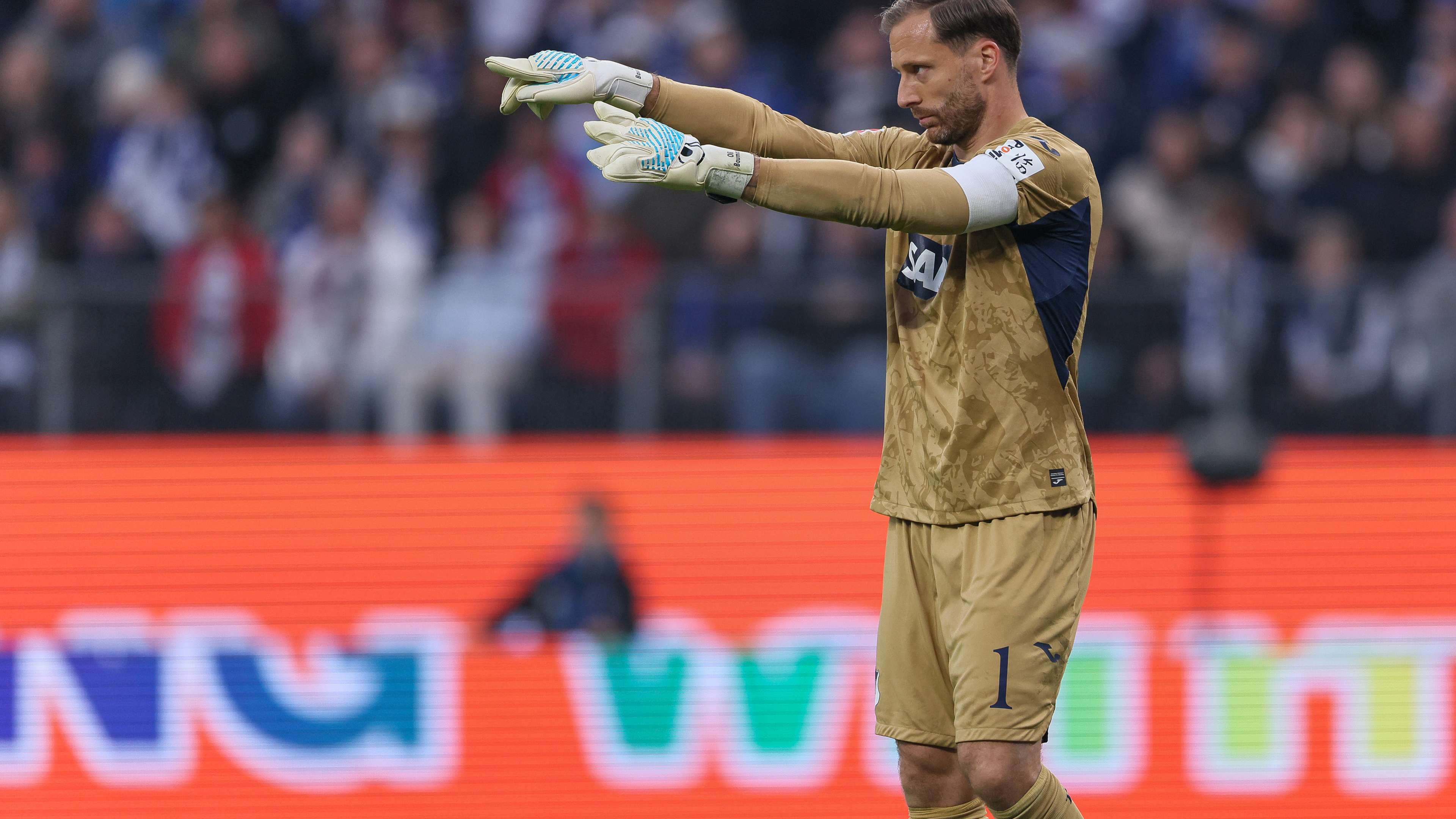 "I'd ring him myself!" - Advice for Baumann on the goalkeeper issue  