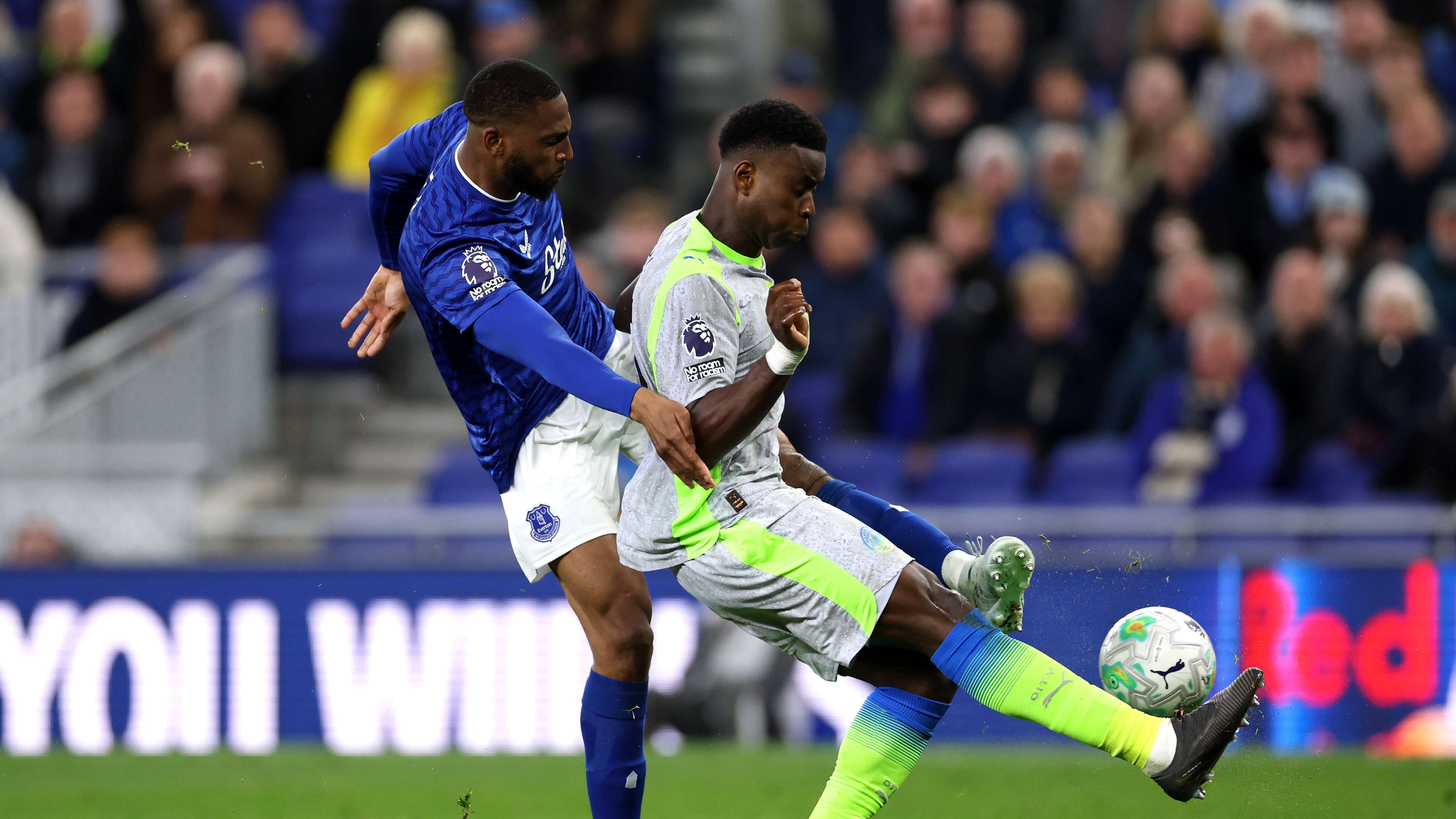 Guehi woeful blunder gives Everton equaliser as Man City rescue draw  