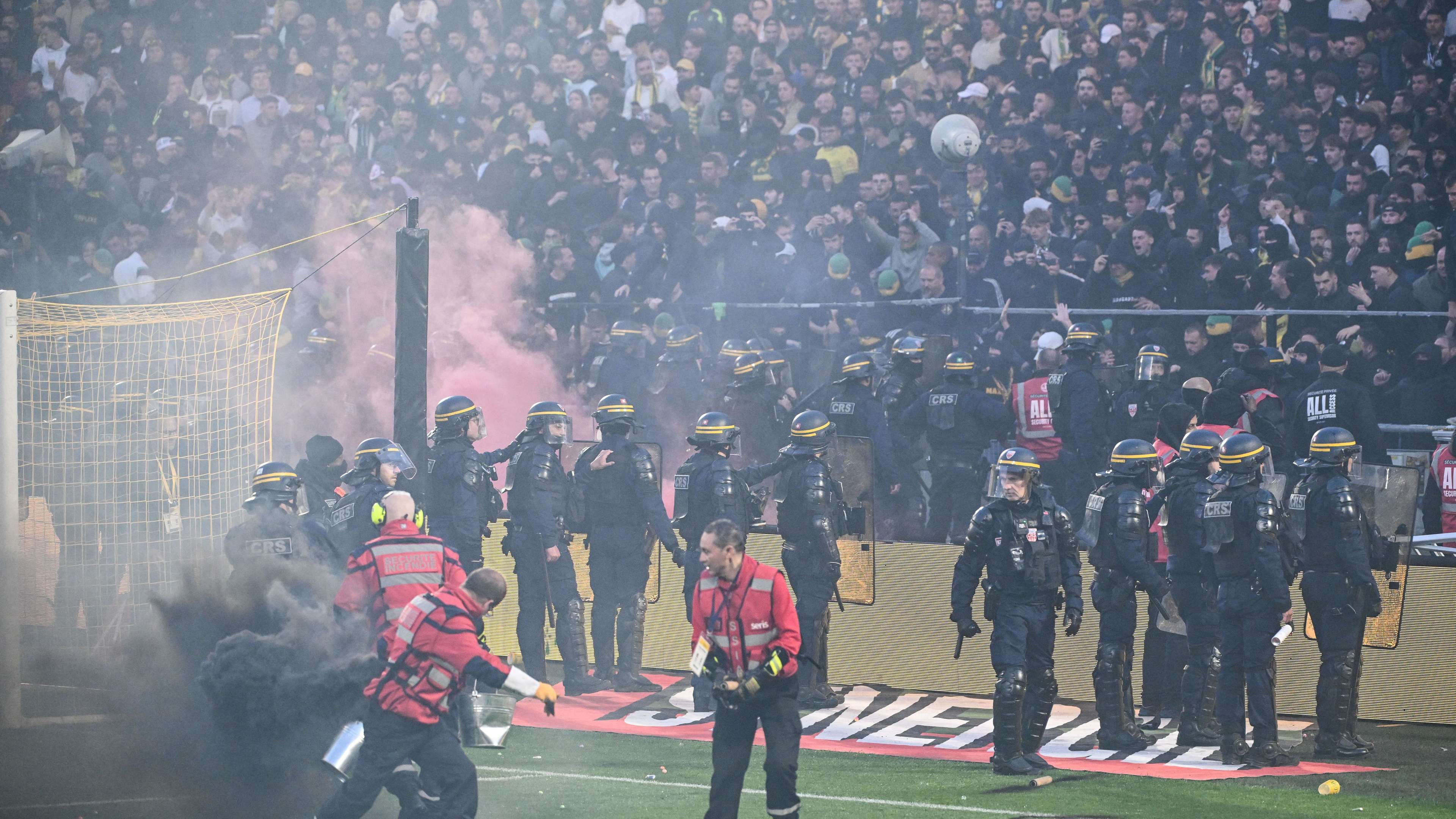 Nantes ultras invade pitch with flares as Ligue 1 match vs Toulouse abandoned  
