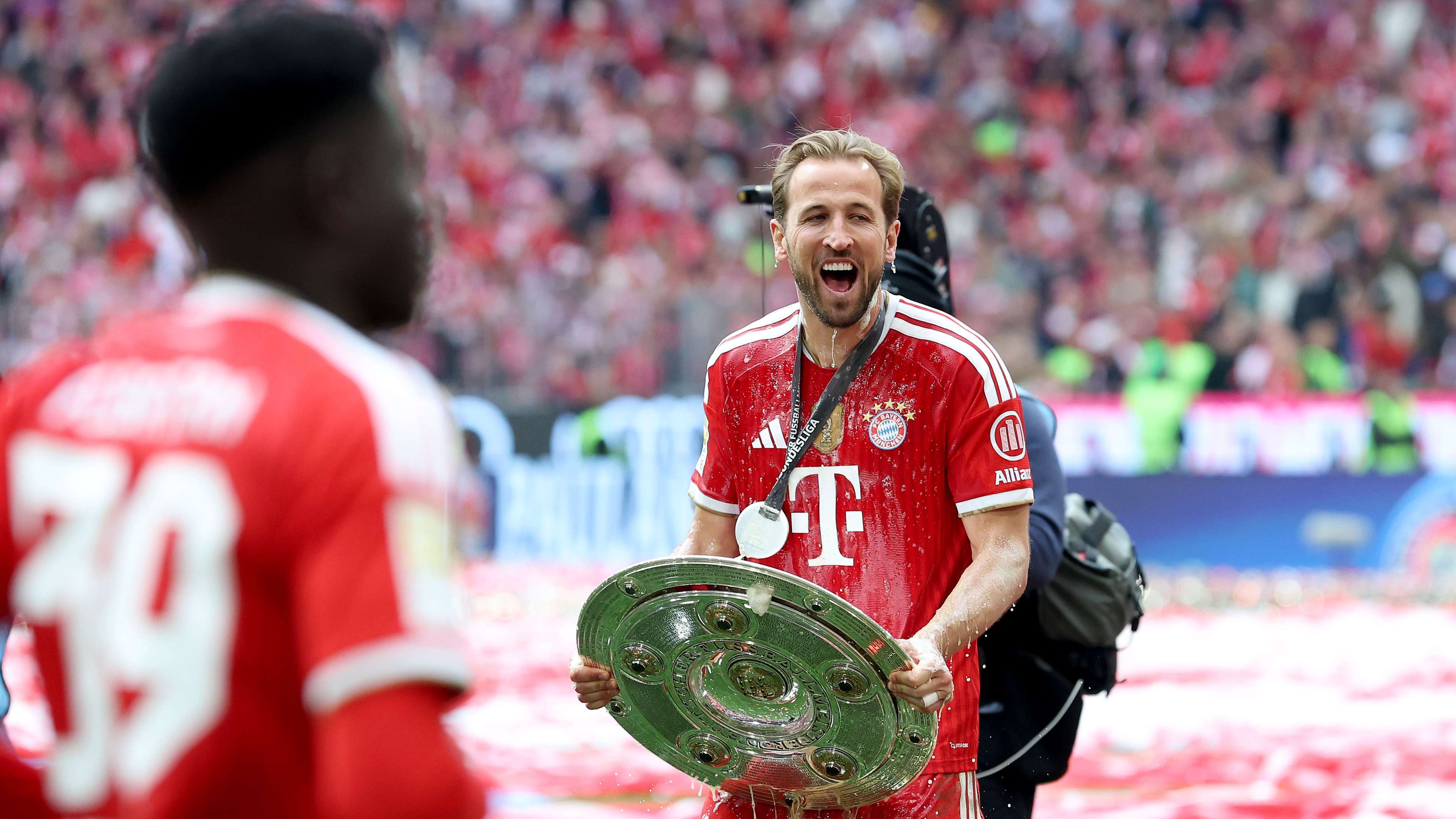 📽️ | Beer-covered Kane gifts Bundesliga medal to daughter  